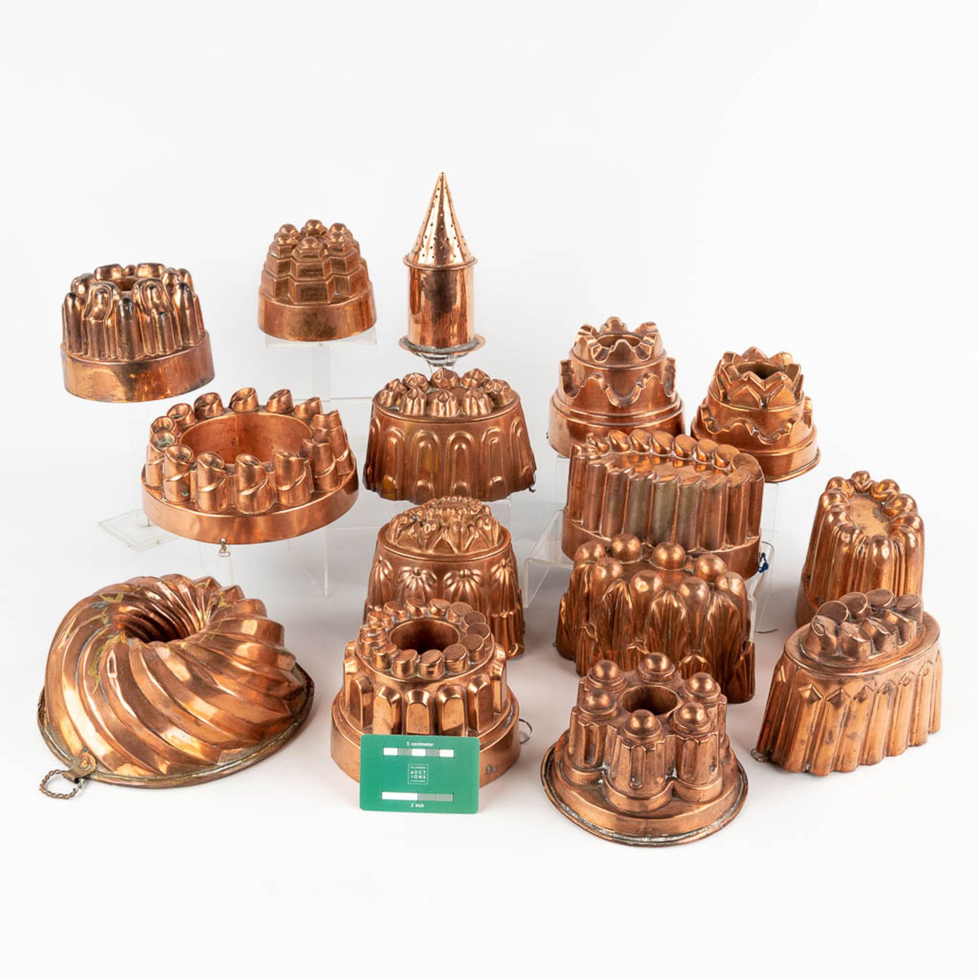 14 cake baking forms, added a sugar caster, copper. 19th/20th C. (H:9 x D:22 cm) - Image 2 of 20