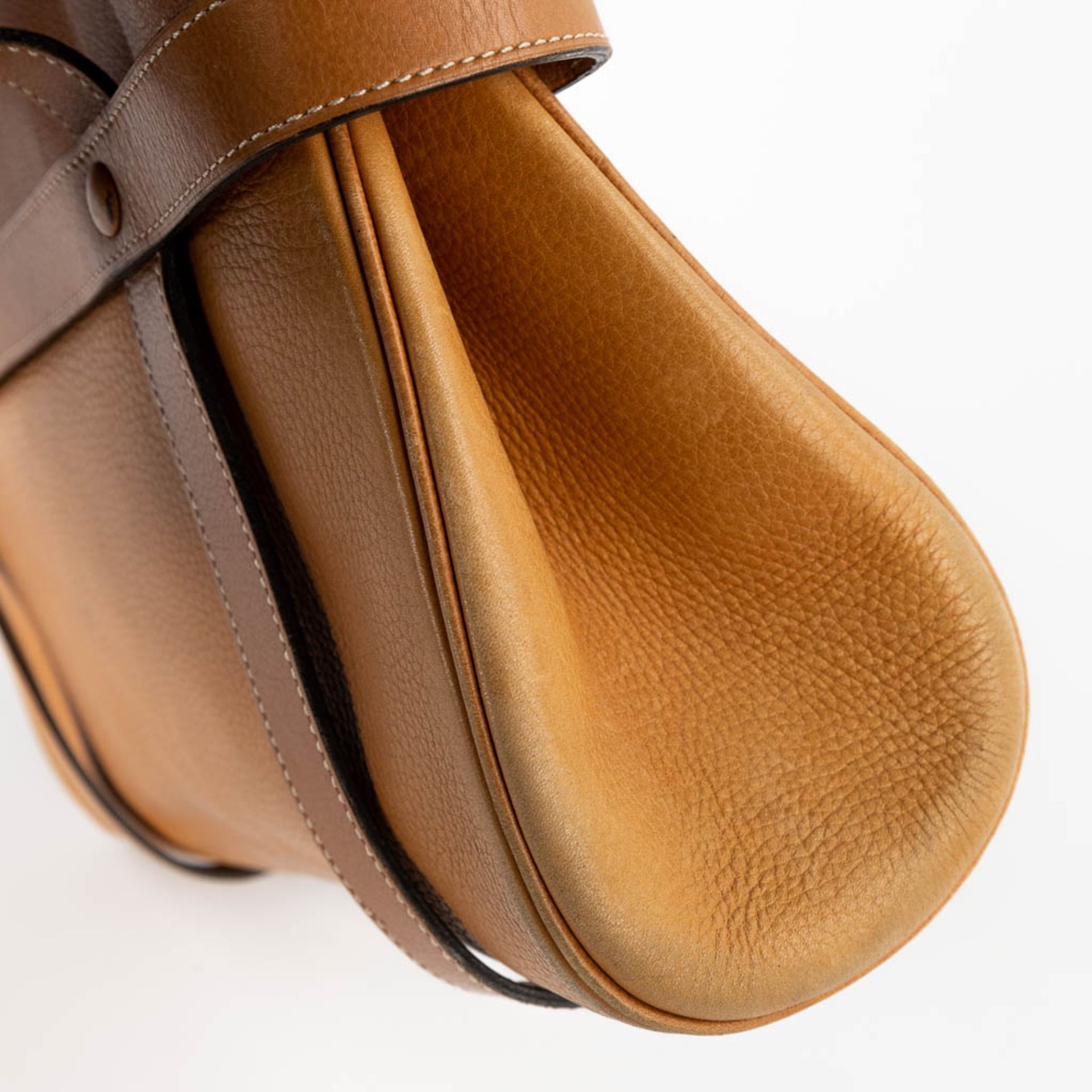 Delvaux, a brown leather handbag, original fabric storage bag. (W:32 x H:30 cm) - Image 10 of 18