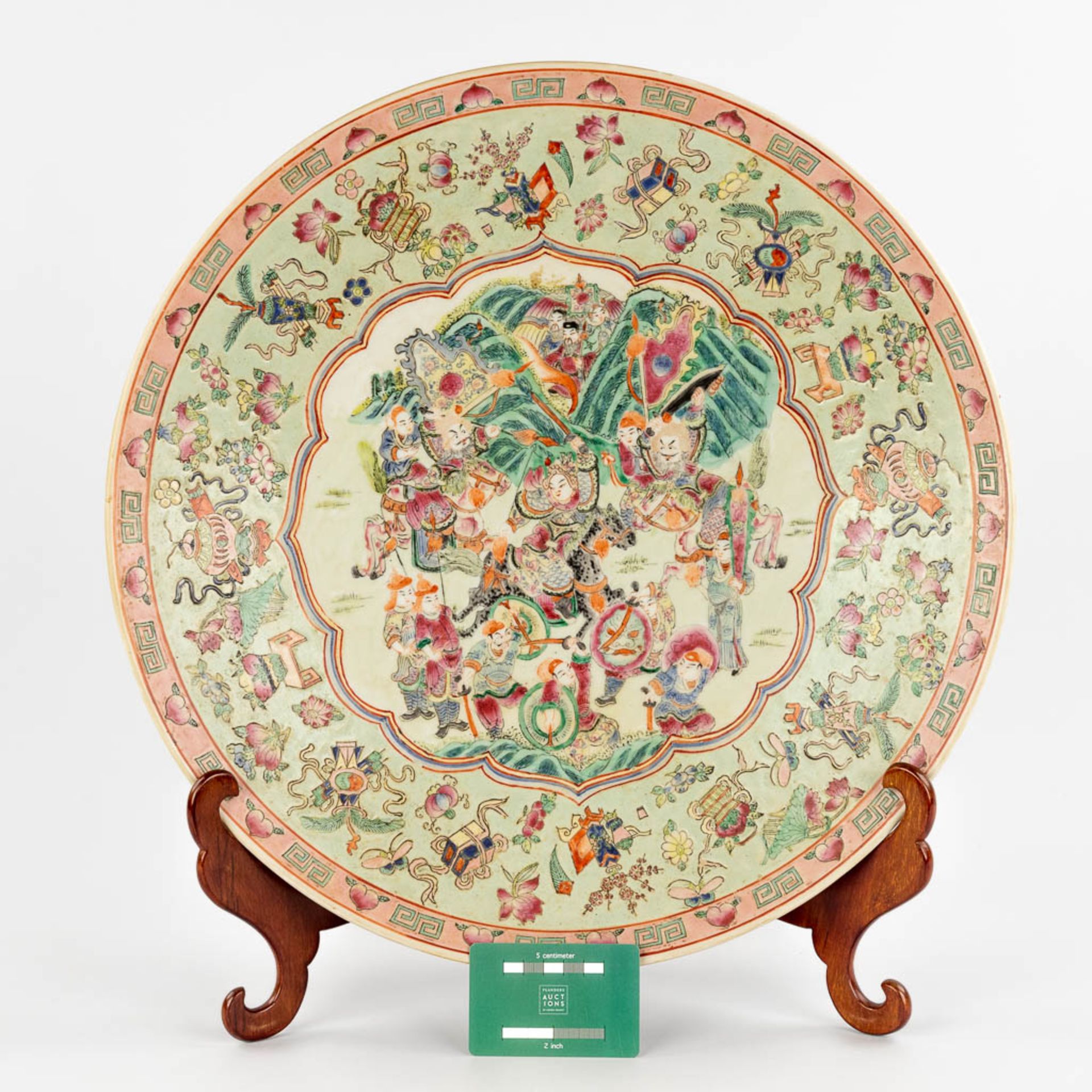 A Chinese Famille Rose plate, decorated with warriors, peaches and antiquities. 19th/20th C. (D:45,5 - Bild 2 aus 12