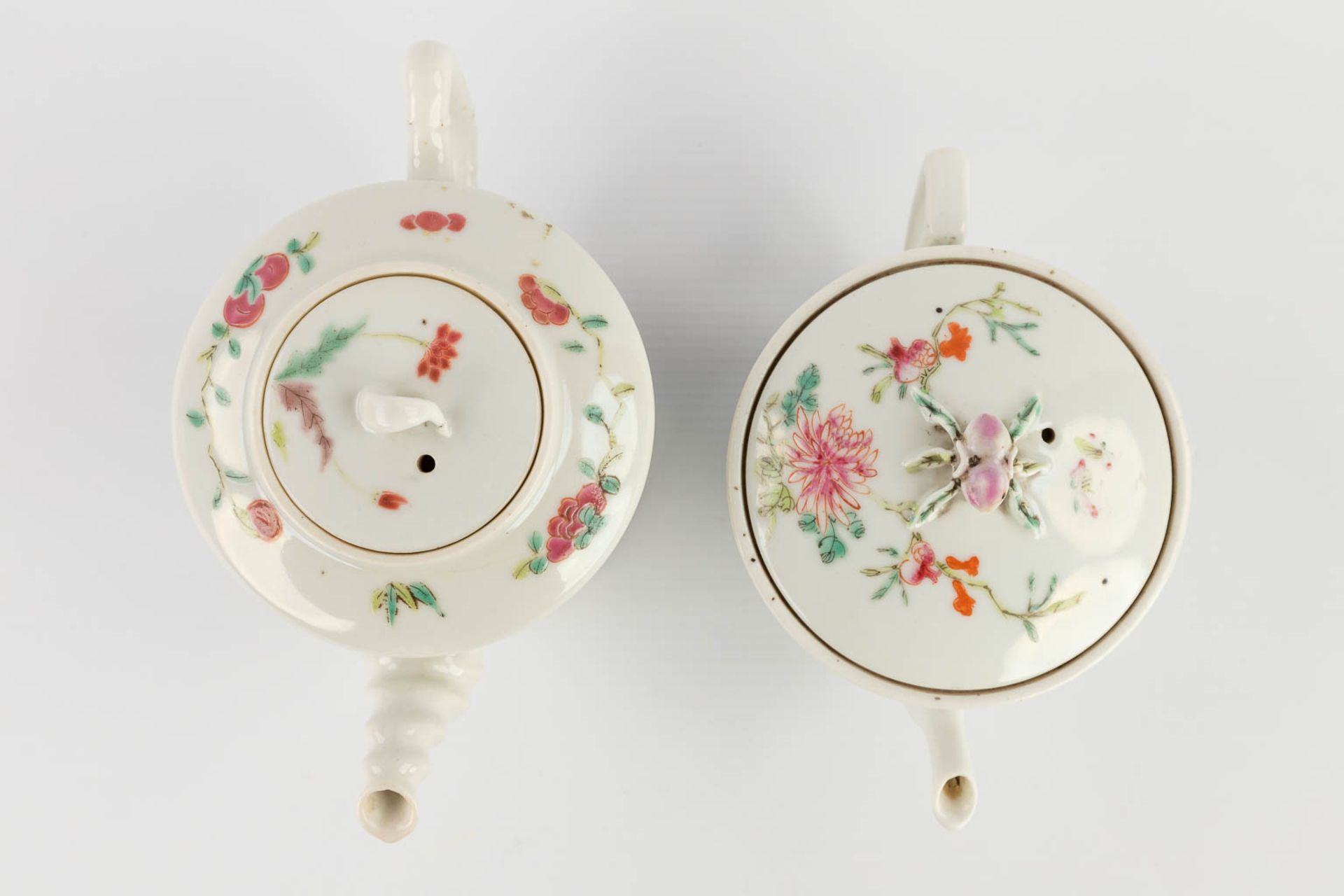 Five pieces of Chinese porcelain, decorated with hand-painted images. 19th/20th C. (H:19 x D:9 cm) - Bild 13 aus 20