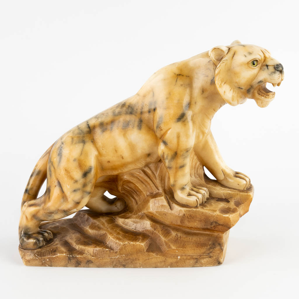 Figurine of a tiger, sculptured alabaster. 20th C. (D:13 x W:32 x H:27 cm) - Image 3 of 11