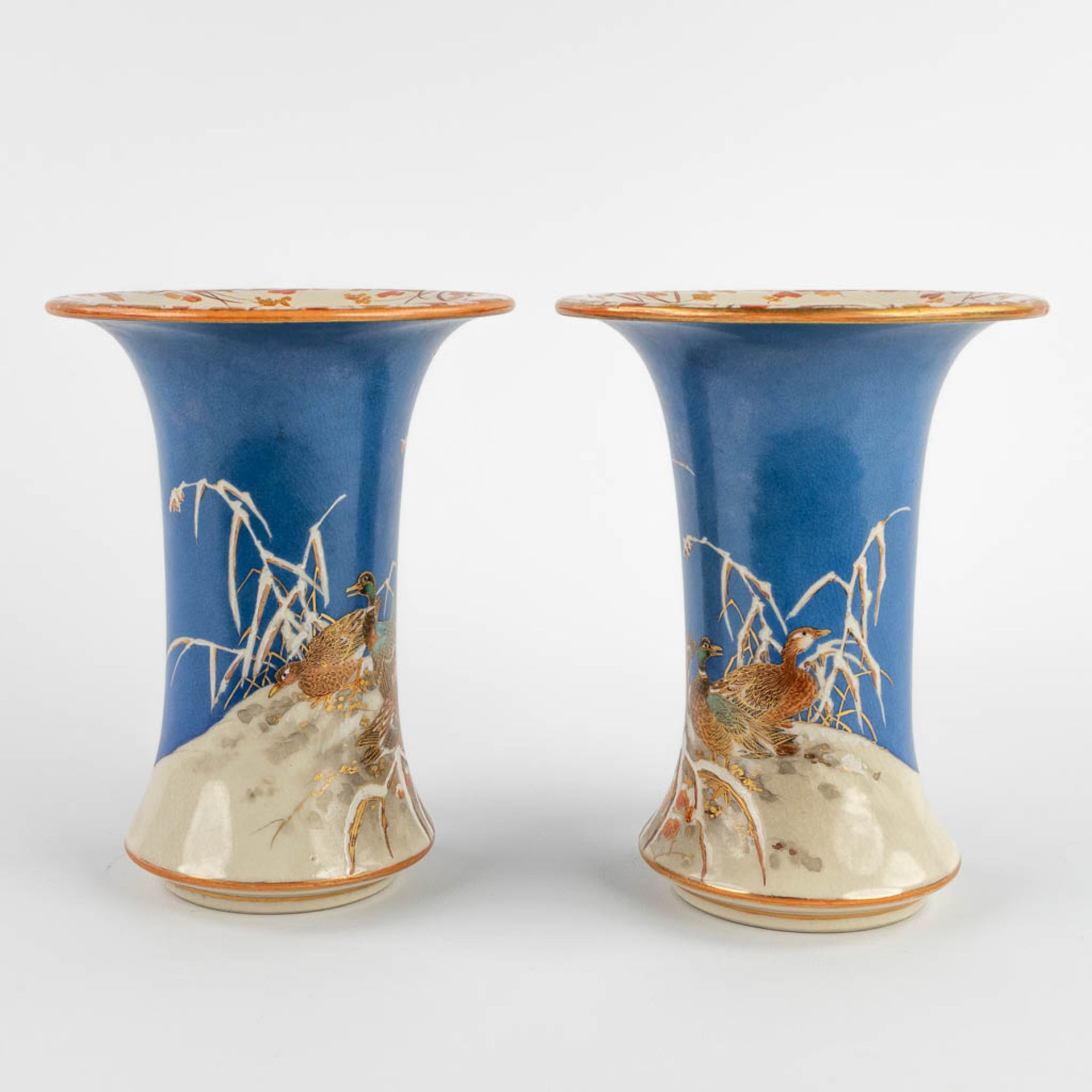 A pair of Japanese vases decorated with fauna and flora. (H:20 x D:16 cm) - Bild 5 aus 14