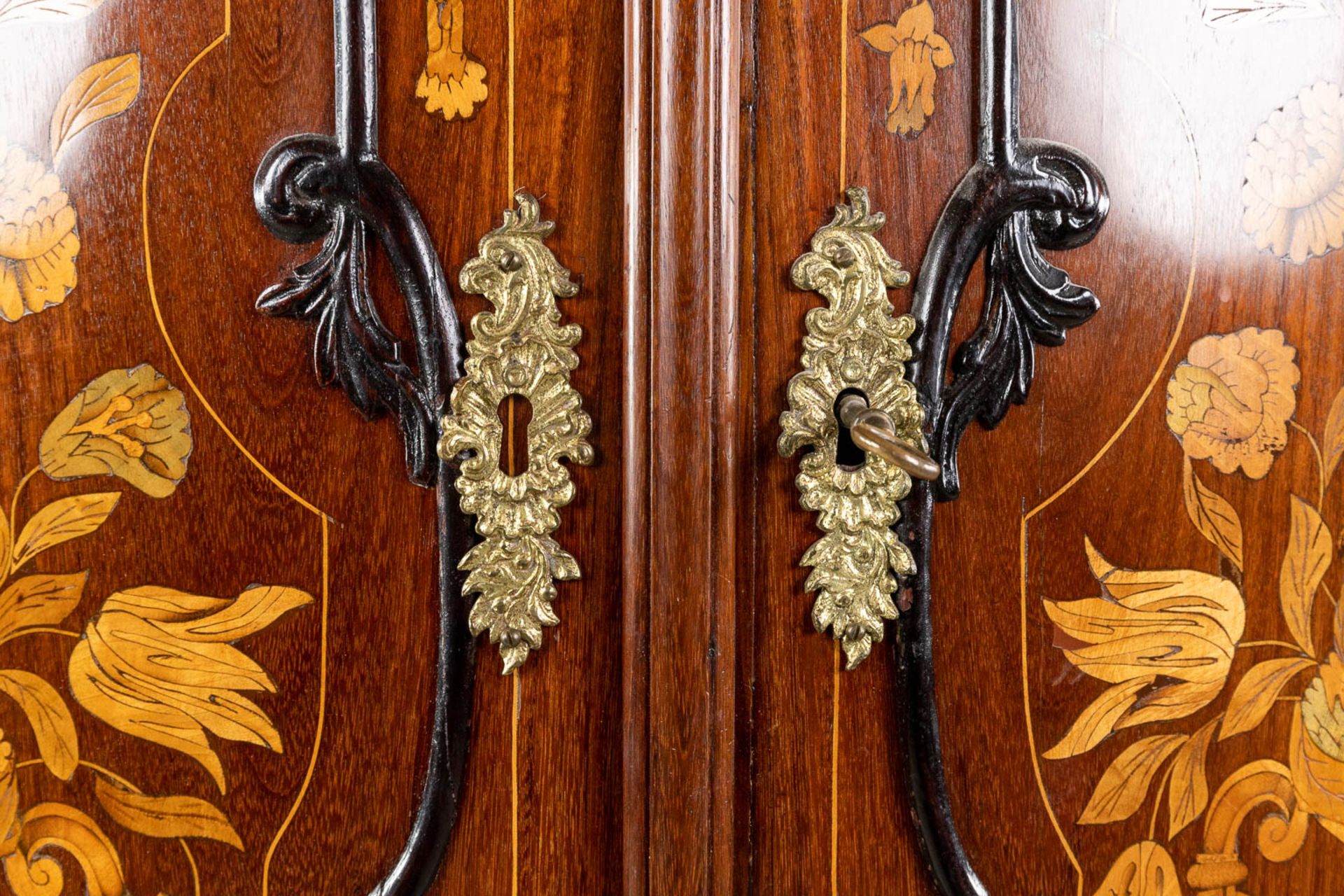 An antique corner cabinet with marquetry in Louis XV style. The Netherlands, 18th C. (D:56 x W:105 x - Image 6 of 21