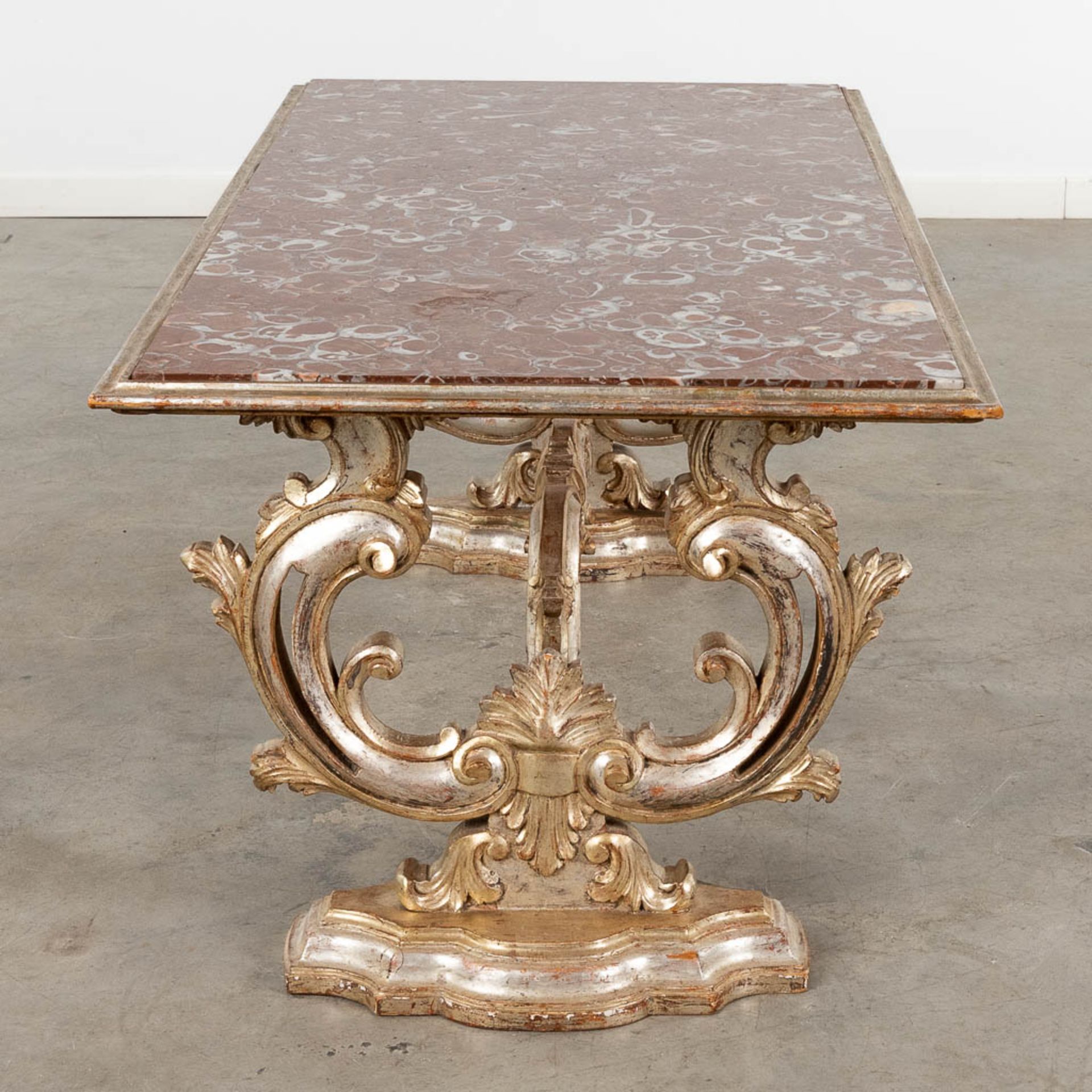 An Italian coffee table with a red marble top. 20th C. (D:62 x W:123 x H:51 cm) - Bild 6 aus 10