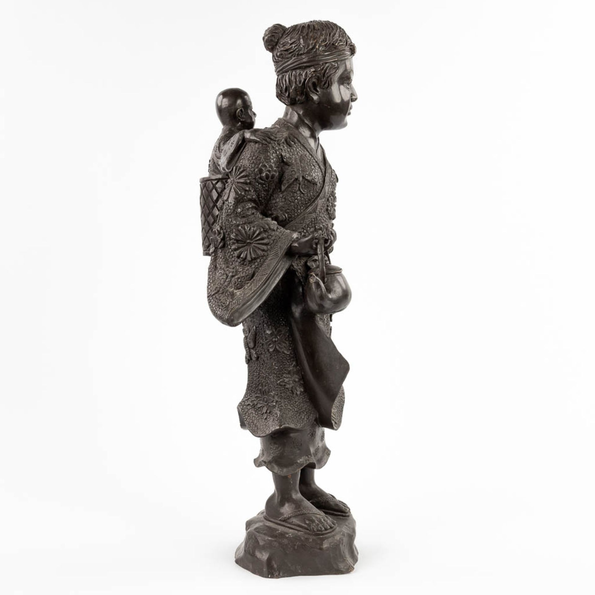 A Japanese Okimono of a mother with child, patinated bronze. 20th C. (D:18 x W:22 x H:59 cm) - Image 4 of 16