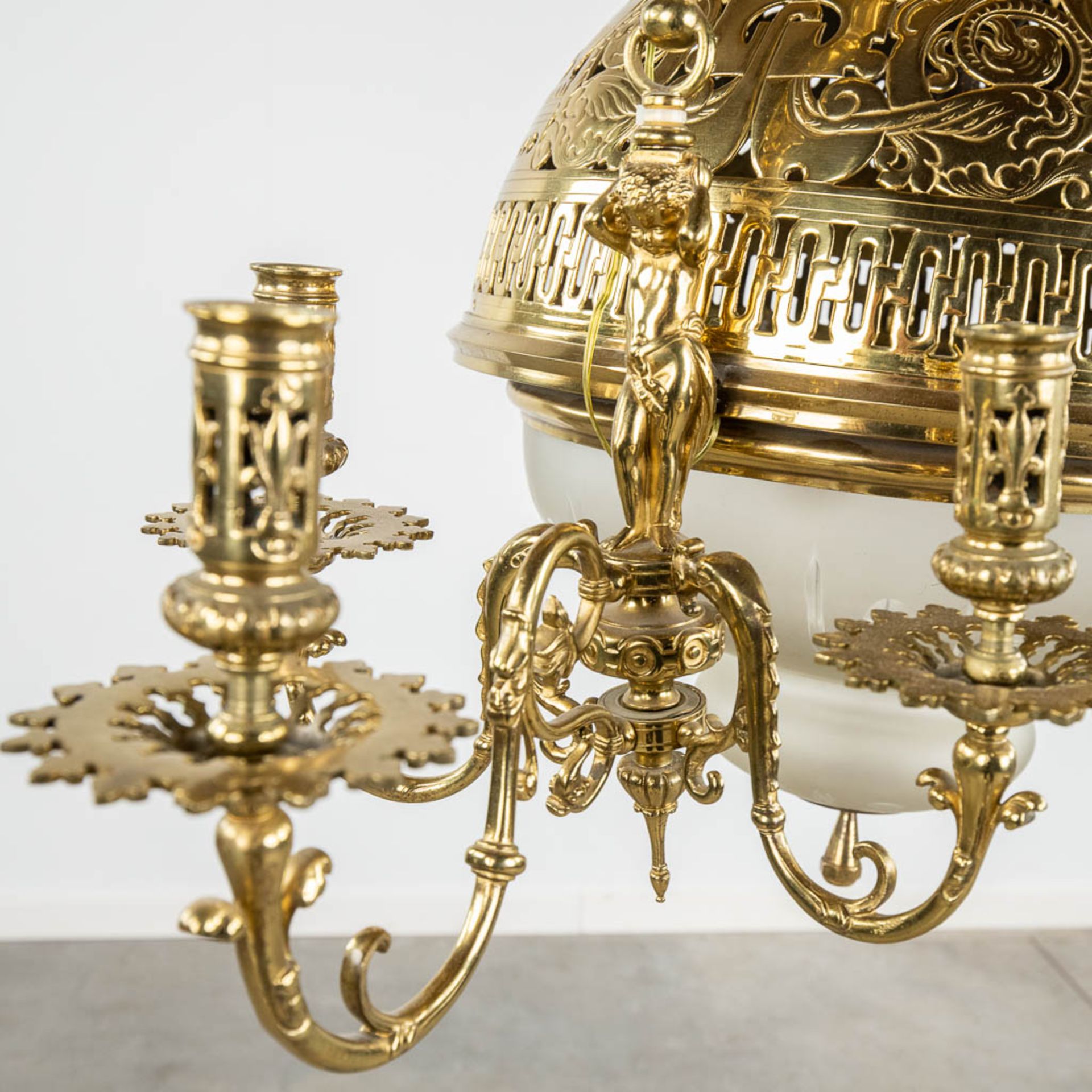 A large 'Lampe Belge' decorated with putti, bronze and glass. 20th C. (D:40 x W:94 x H:97 cm) - Image 9 of 12