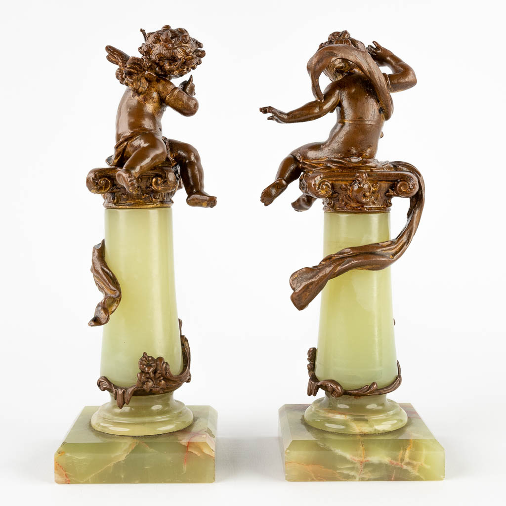 A pair of putti on a pedestal, spelter and onyx in Louis XV style. 19th C. (D:8 x W:8 x H:23 cm) - Image 4 of 11