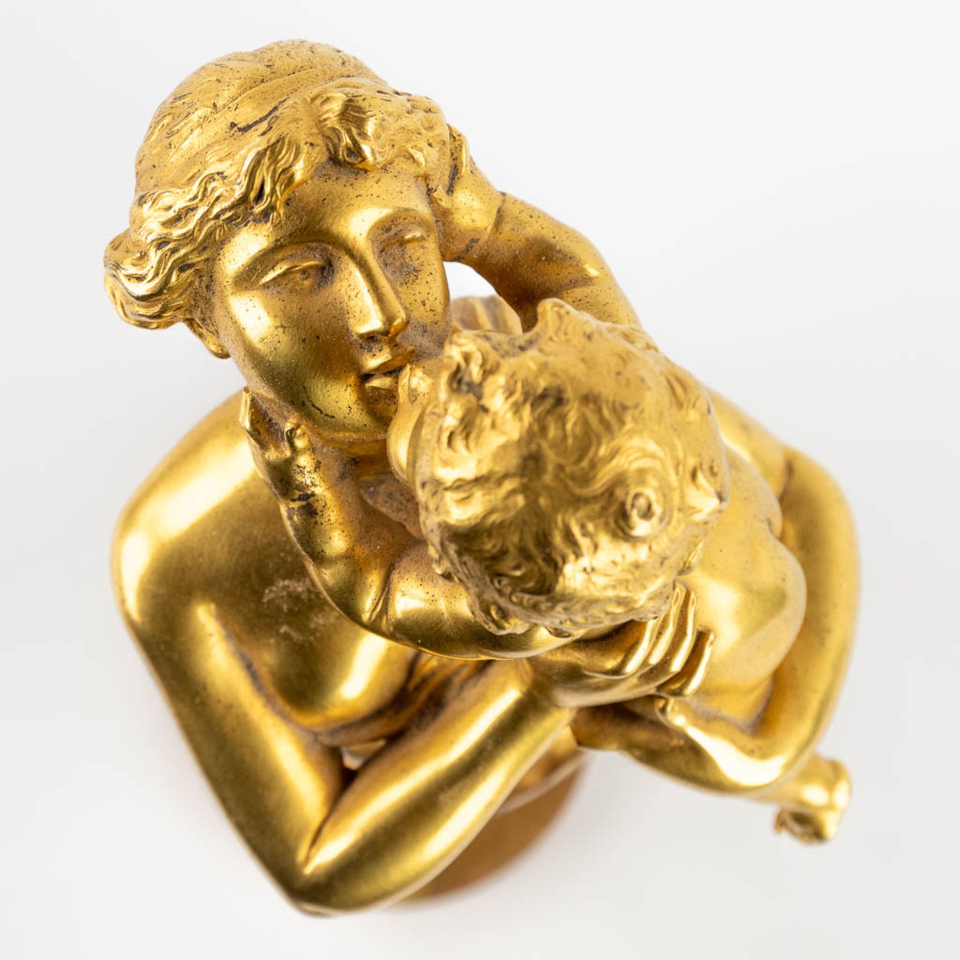 A mother with her child, ormolu gilt bronze. 19th C. (D:12 x W:15 x H:36 cm) - Bild 8 aus 9