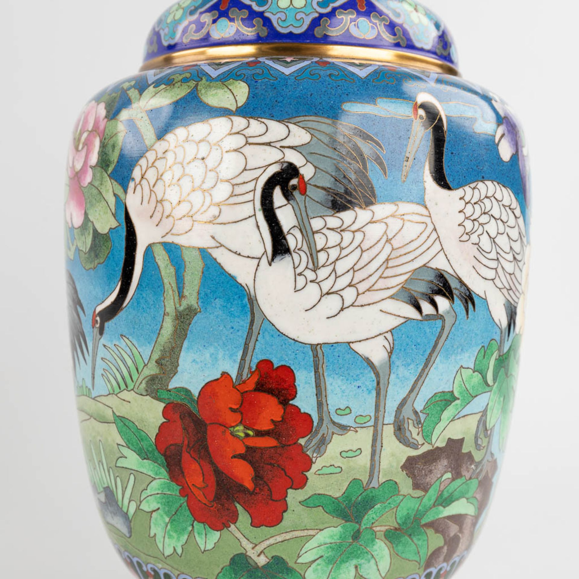 A pair of Chinese bronze cloisonné vases, decorated with cranes and flowers. 20th C. (H:39 x D:18 cm - Bild 11 aus 13