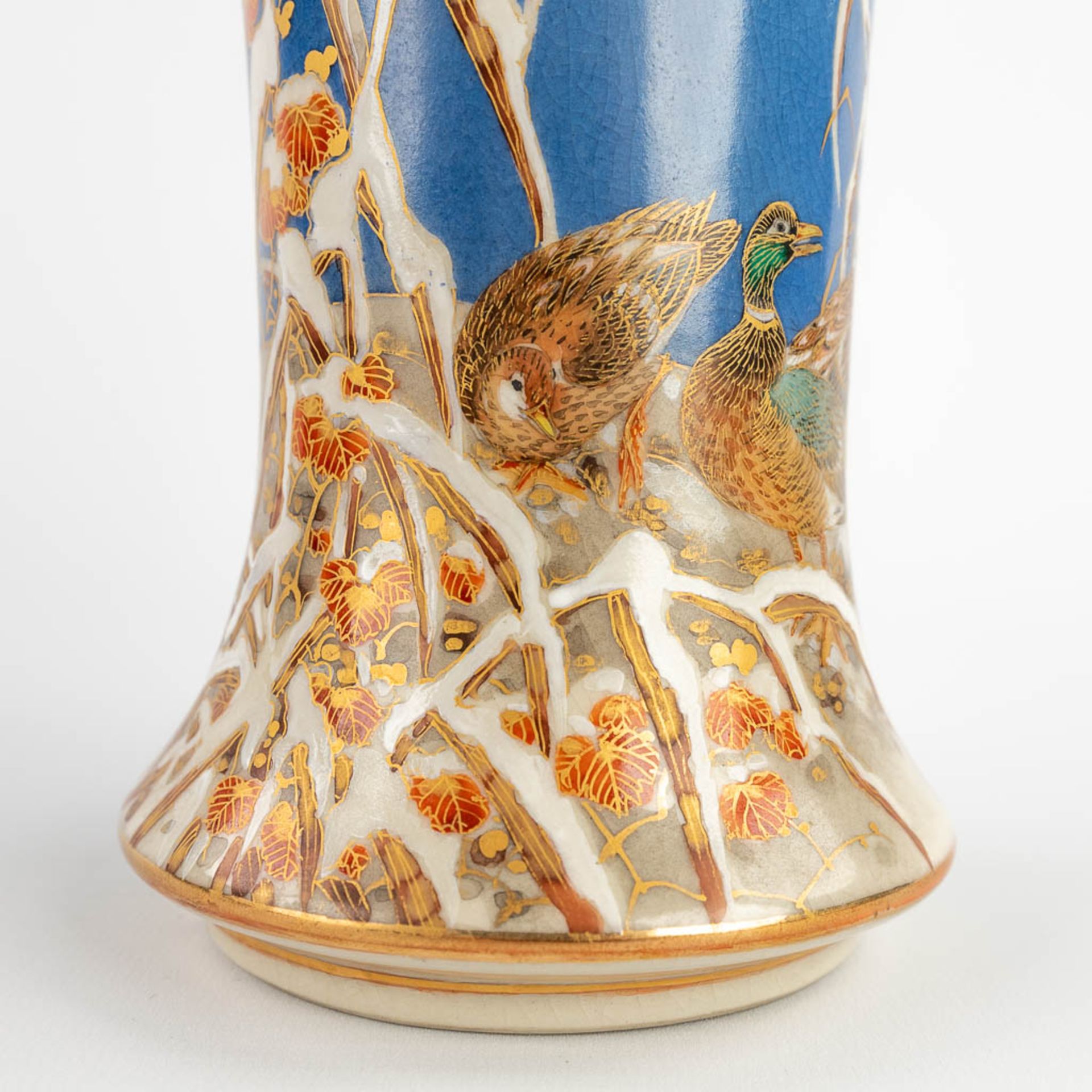 A pair of Japanese vases decorated with fauna and flora. (H:20 x D:16 cm) - Bild 11 aus 14