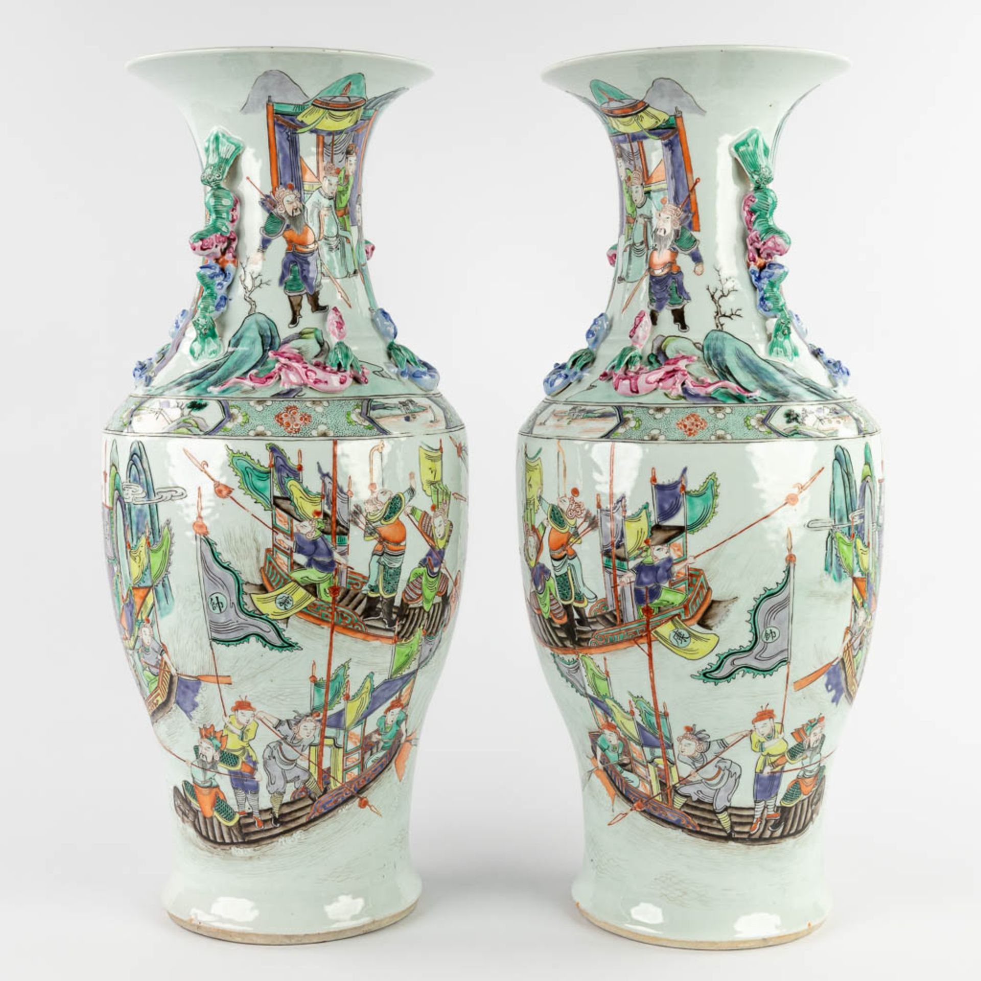 A pair of Chinese Famille Rose vases decorated with warriors in ships. 19th/20th C. (H:62 x D:26 cm) - Bild 3 aus 17