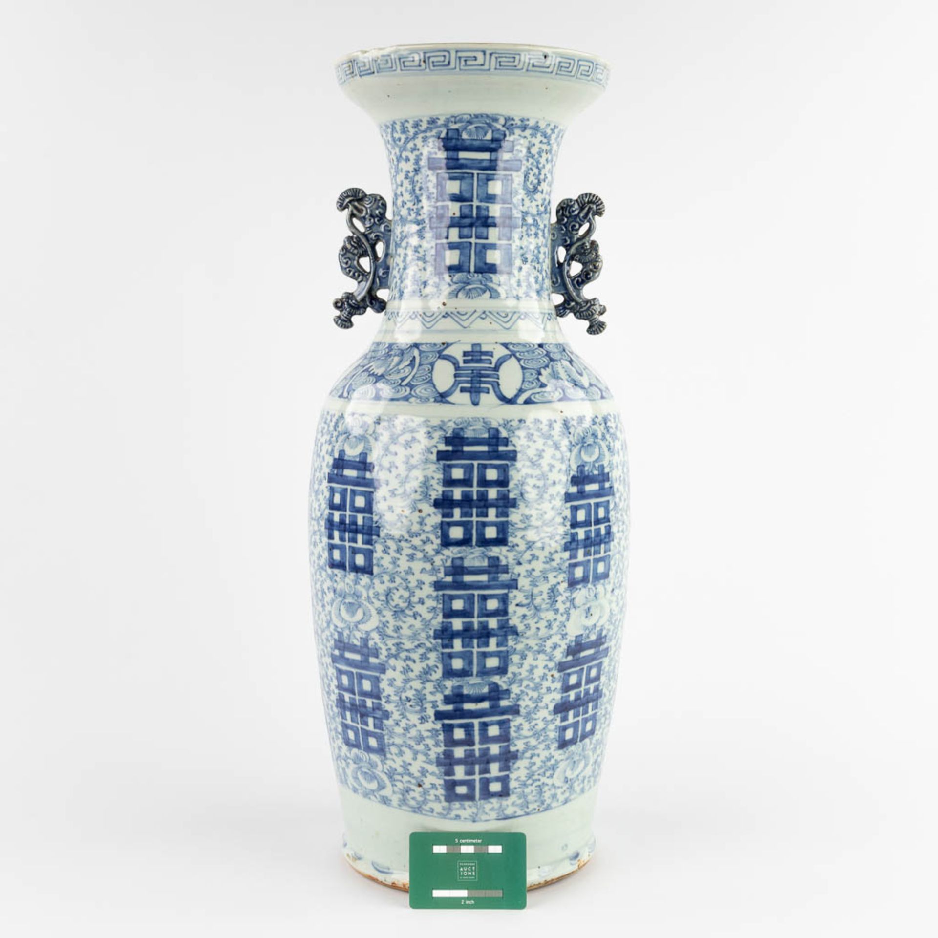 A Chinese vase, blue-white with a Double Xi, sign of happiness. 19th/20th C. (H:62 x D:25 cm) - Bild 2 aus 13