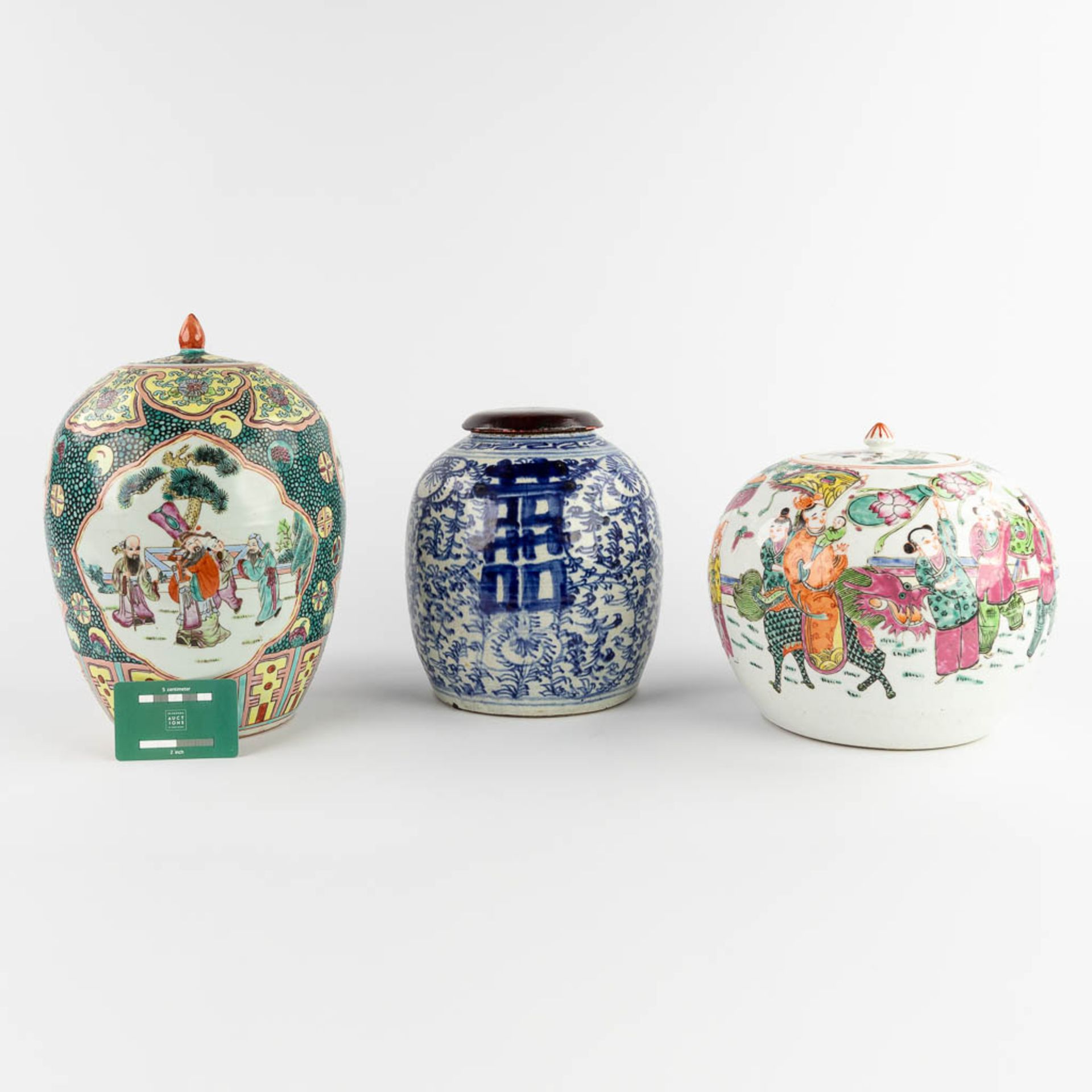 Three Chinese ginger jars with polychrome and blue-white decors. 19th/20th C. (H:32 x D:22 cm) - Bild 2 aus 21