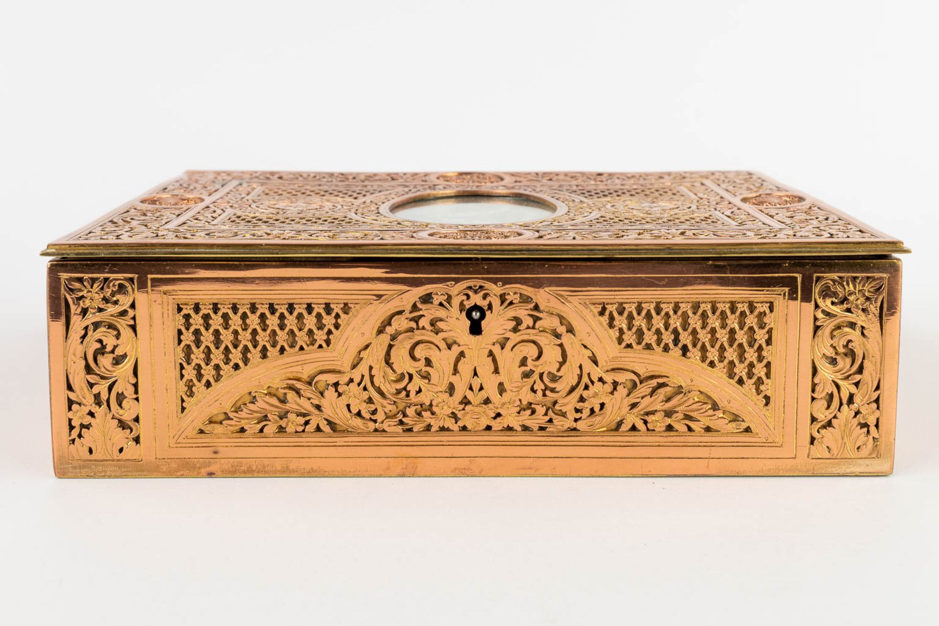 A jewellery box, ajoured brass and finished with a miniature painting. (D:16,7 x W:23 x H:6,5 cm) - Image 4 of 13