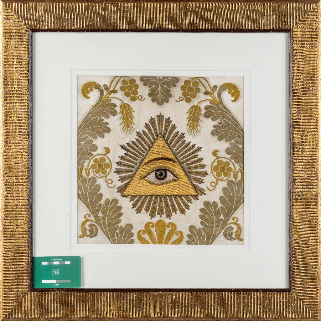 A framed 'Eye of Providence', thick gold-thread embroidery. (W:29,5 x H:29,5 cm) - Image 2 of 6