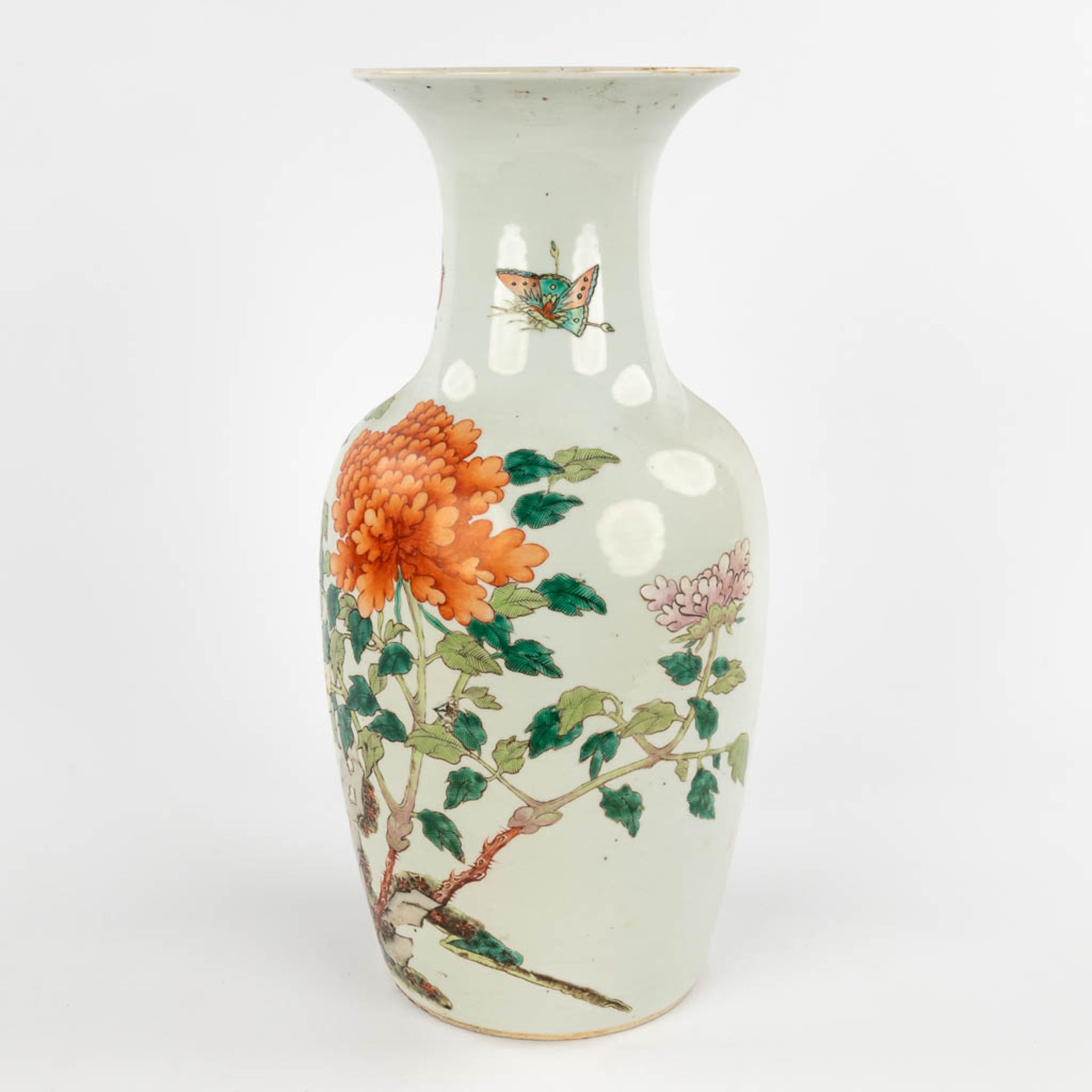 A Chinese vase, decorated with flowers and peonies. 19th/20th C. (H:20 x D:43,5 cm) - Bild 7 aus 15
