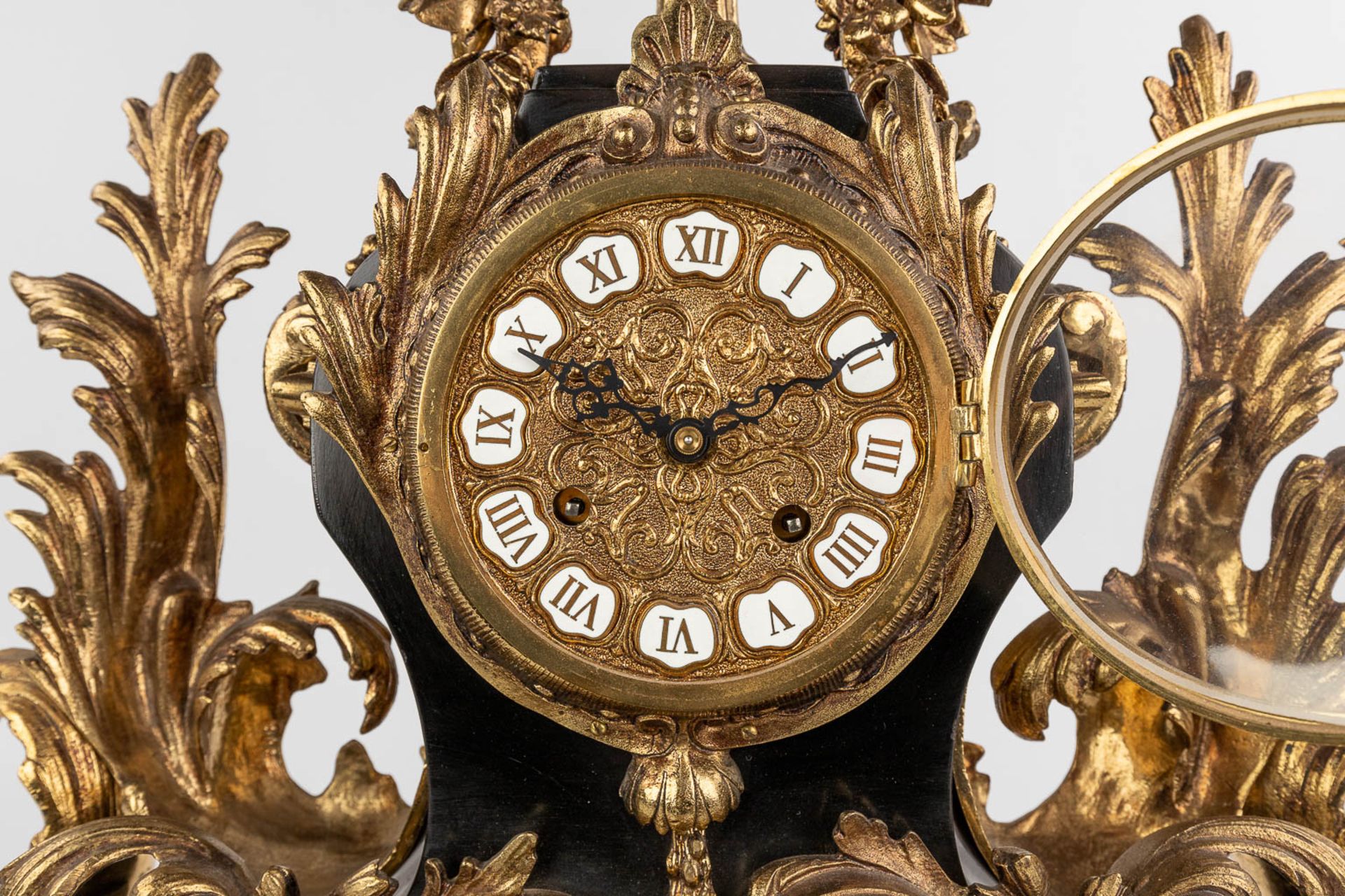 A three-piece mantle garniture clock and candelabra, Louis XV style. Circa 1970. (D:25 x W:51 x H:55 - Image 8 of 14