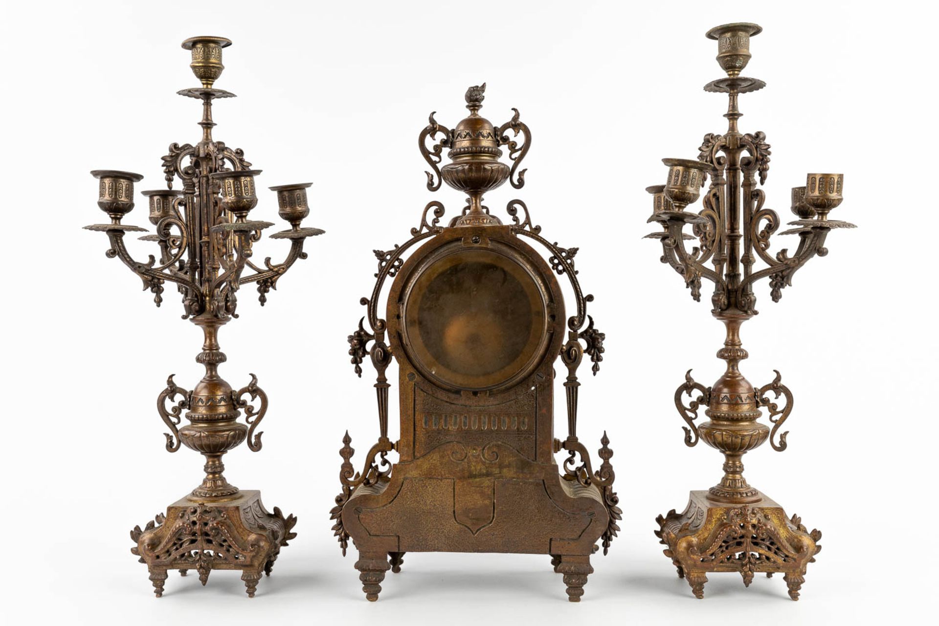 A three-piece mantle garniture clock and candelabra, patinated bronze. Circa 1900. (D:11 x W:22 x H: - Bild 5 aus 15