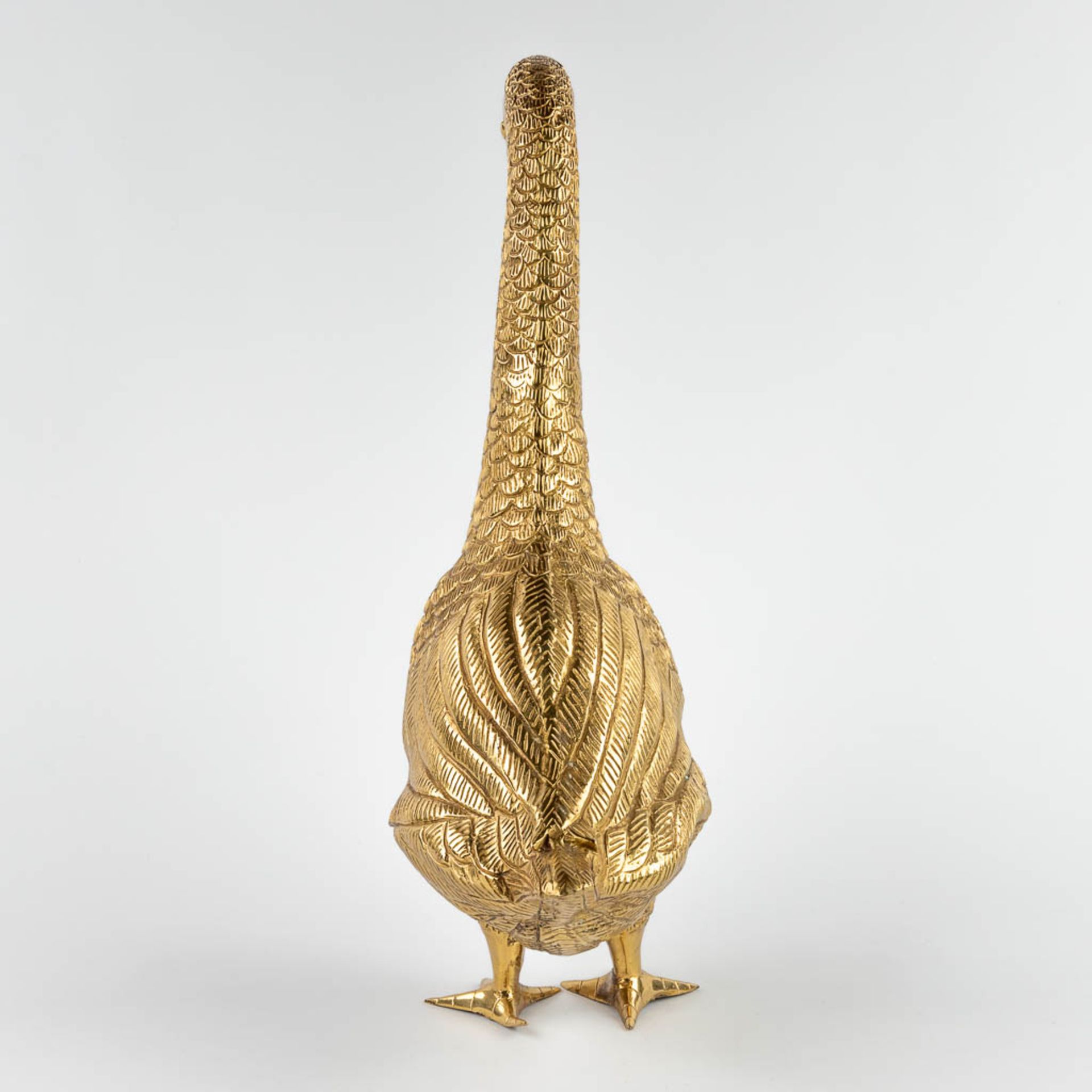A large figurative goose, gold-plated metal. 20th C. (D:15 x W:35 x H:49,5 cm) - Bild 6 aus 11
