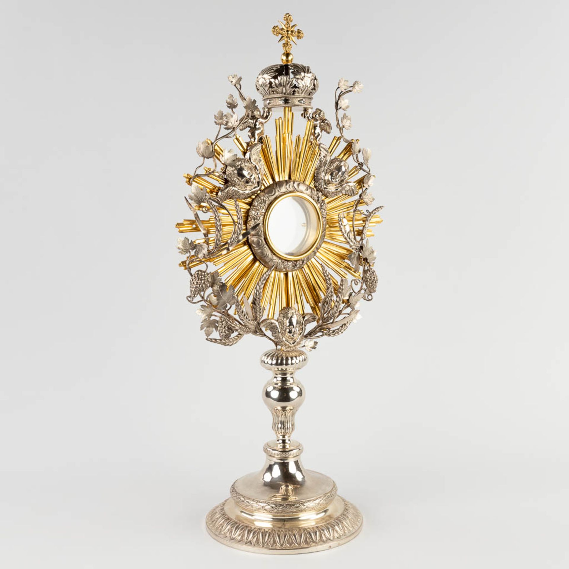 A sunburst monstrance, silver, decorated with angels, wheat and grape vines. Belgium, 19th C. (D:20 - Image 3 of 22