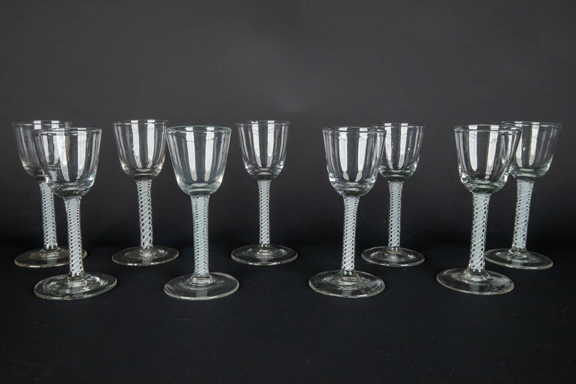 Twelve 'Twisted stem', hand-made glasses or goblets, Late 18th, early 19th C. (H:15 x D:7,5 cm) - Bild 9 aus 15