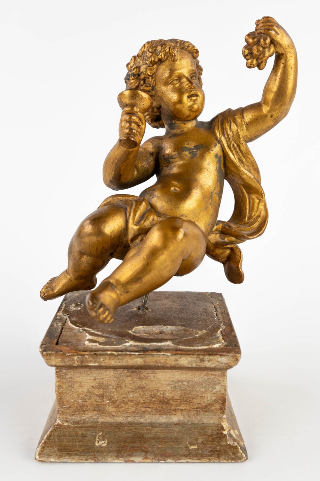 A pair of angels, gilt spelter and mounted on a wood base. 19th C. (W:12 x H:18 cm) - Image 7 of 14