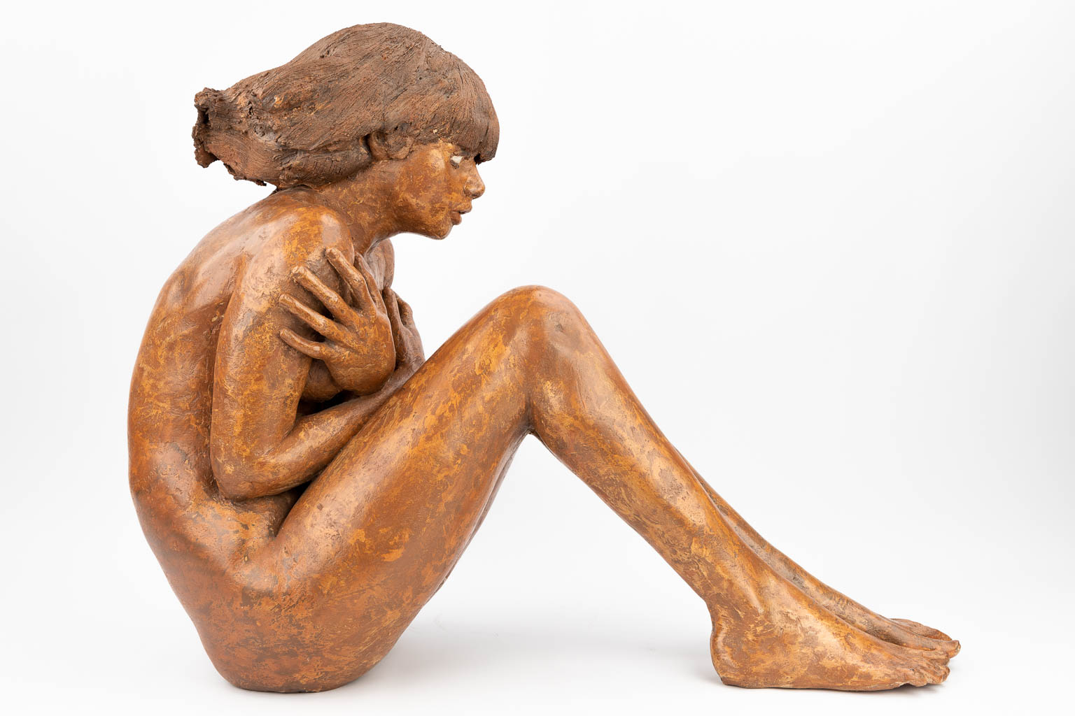 Jan DUMORTIER (XX-XXI) 'Seated lady' a statue made of terracotta. Circa 1980. (D:83 x W:30 x H:69 cm - Image 6 of 14
