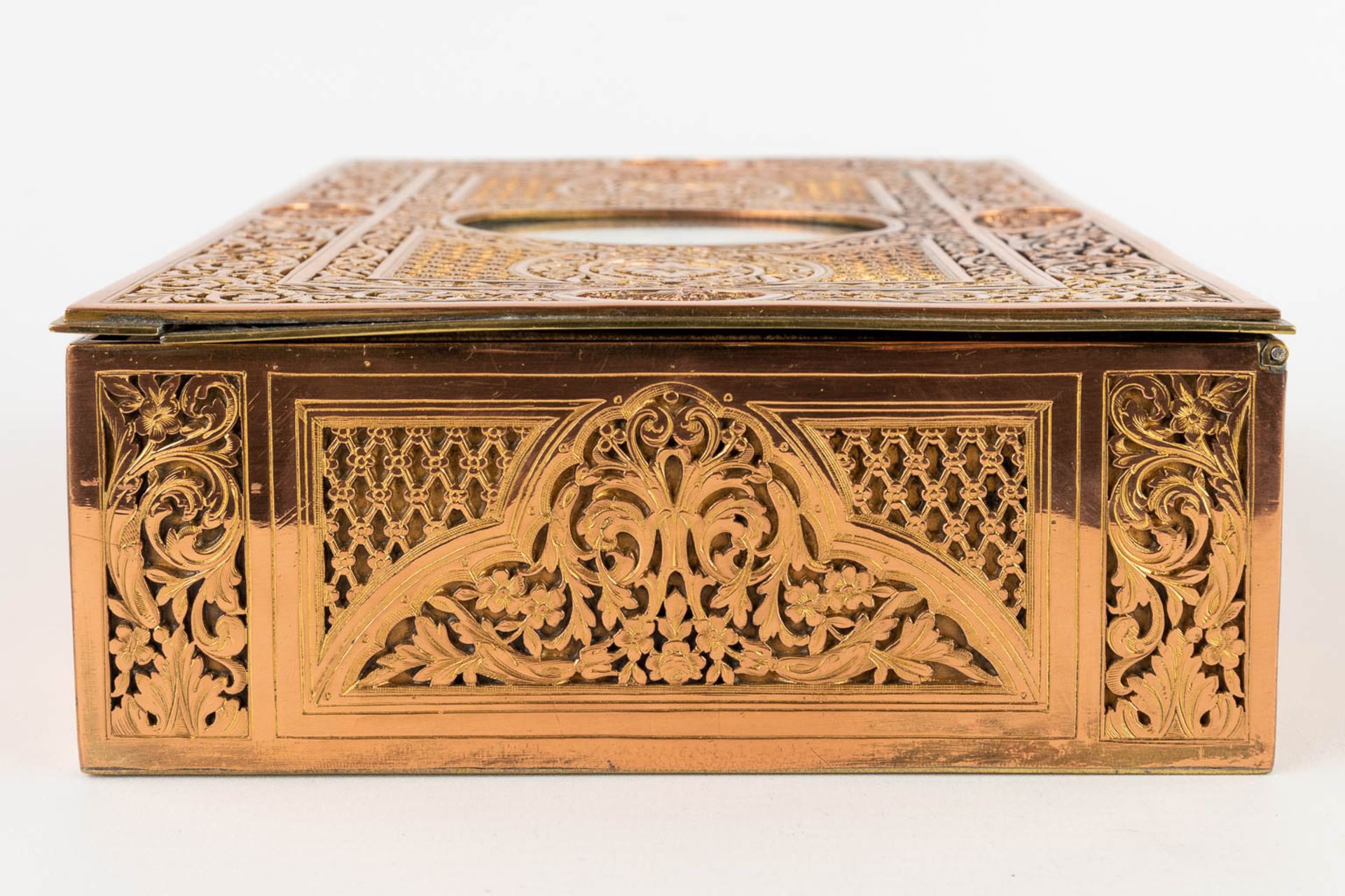 A jewellery box, ajoured brass and finished with a miniature painting. (D:16,7 x W:23 x H:6,5 cm) - Image 7 of 13