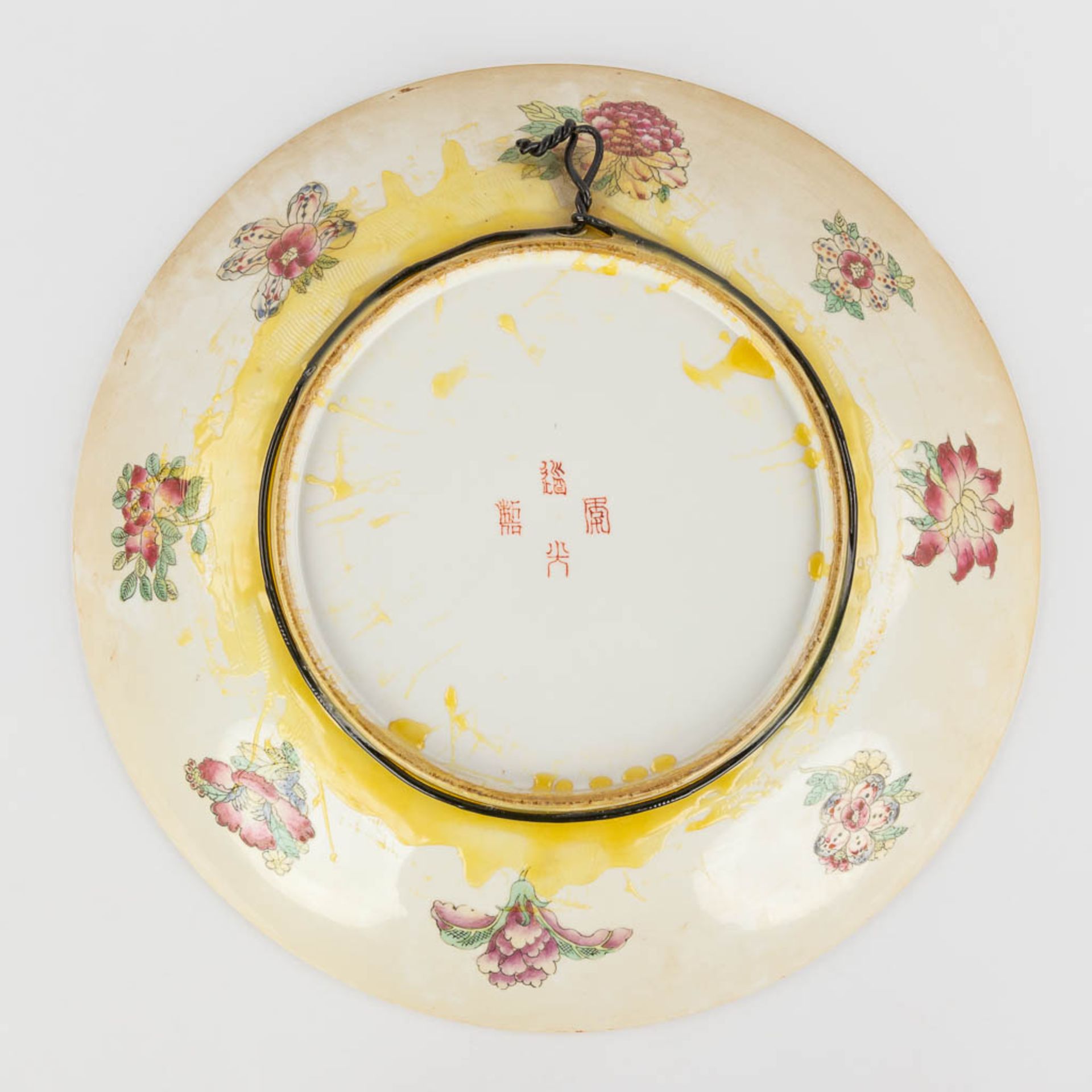 A Chinese Famille Rose plate, decorated with warriors, peaches and antiquities. 19th/20th C. (D:45,5 - Bild 10 aus 12