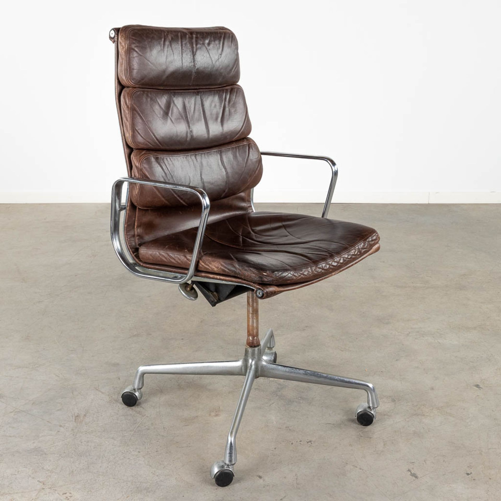 Charles &amp; Ray EAMES (XX-XXI) 'Soft Pad Office Chair' for Herman Miller. (D:111 x W:59 x H:63 cm)