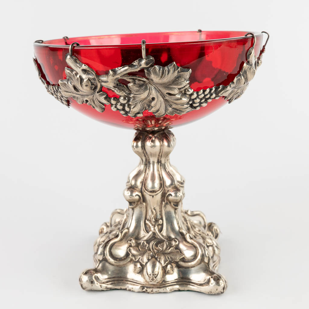 A red glass bowl on a silver base, decorated with grape vines. (H:20 x D:18,5 cm) - Image 5 of 14