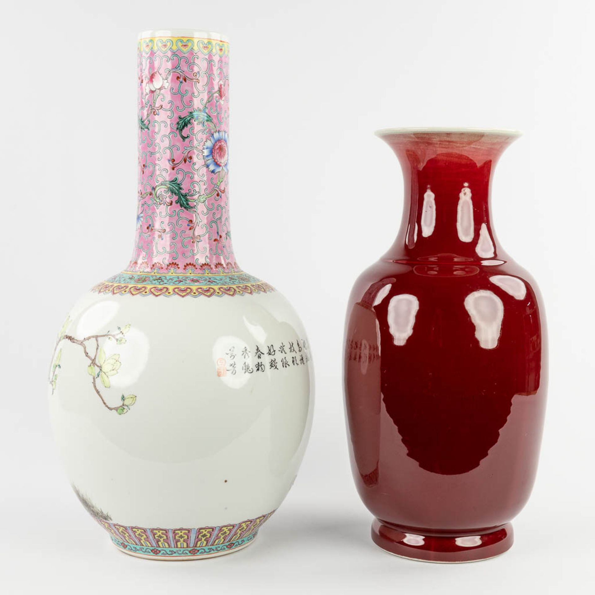 A Chinese 'Sang De Boeuf' and Famille Rose vase, 20th C. (H:57 x D:29 cm) - Bild 4 aus 15