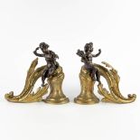 A pair of fireplace bucks decorated with putti in Louis XV style. 19th C. (W:33 x H:30 cm)