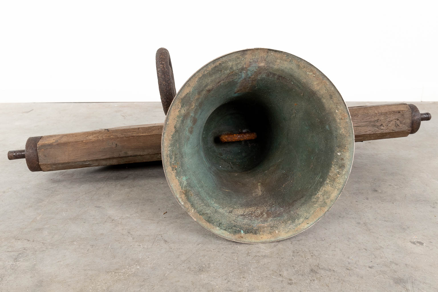 An antique bronze bell mounted on a wood base. 18th C. (W:120 x H:52 x D:36 cm) - Image 11 of 11