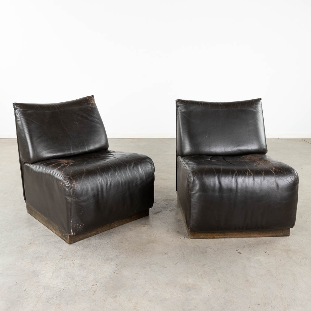 A pair of mid-century black leather relax chairs, Jori, Belgium. (D:62 x W:74 x H:75 cm)