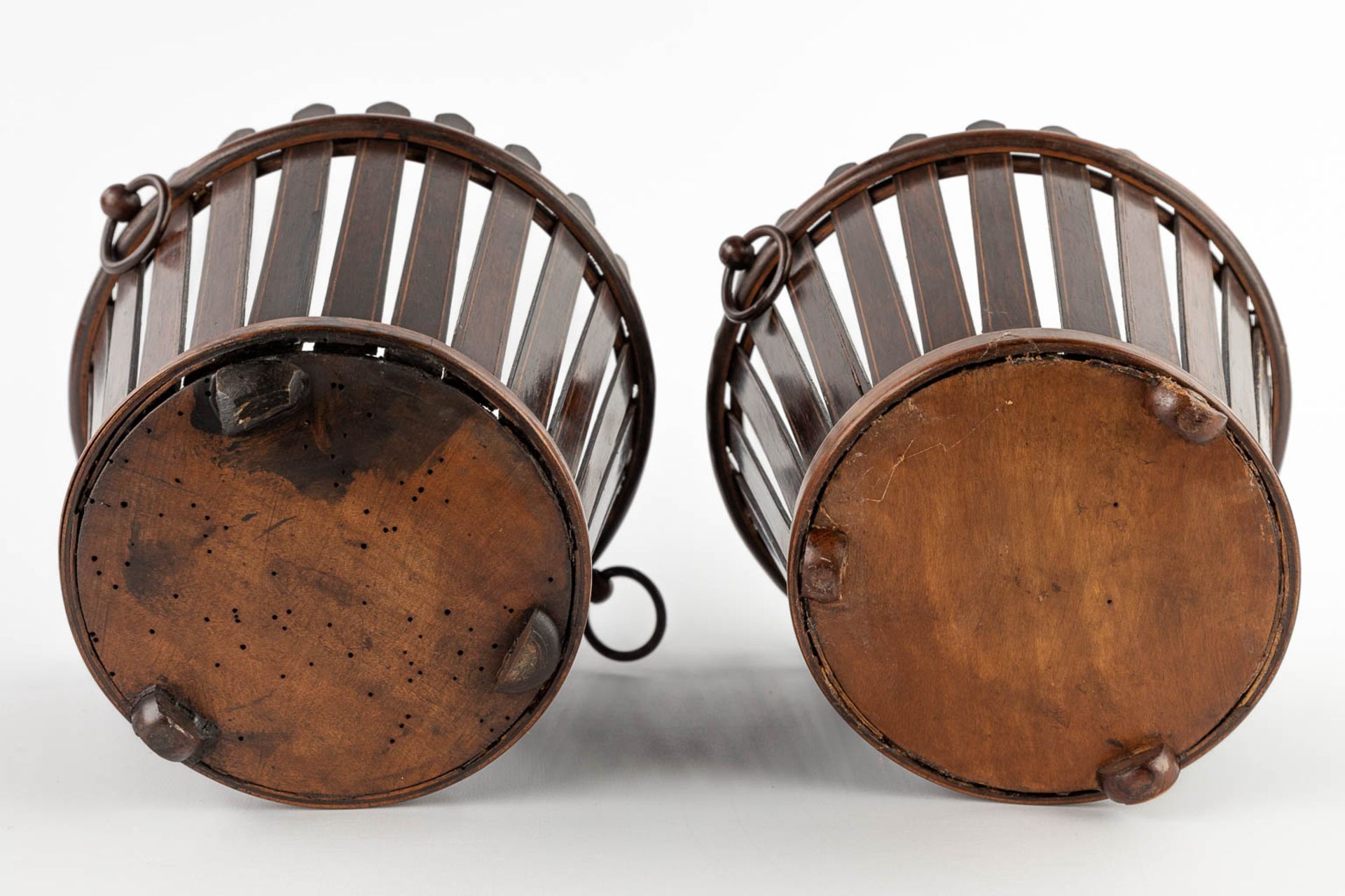 A pair of Edwardian flower baskets, mahogany, England. (H:21 x D:23 cm) - Image 7 of 11