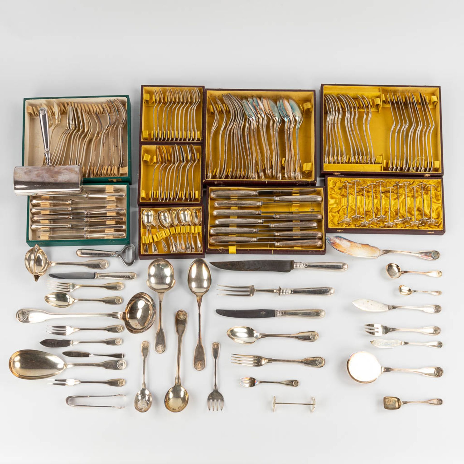 Lemaire & De Vernissy, 'Cocquille' a silver cutlery set. Added Christofle 'Coquille'. 4,717 kg.