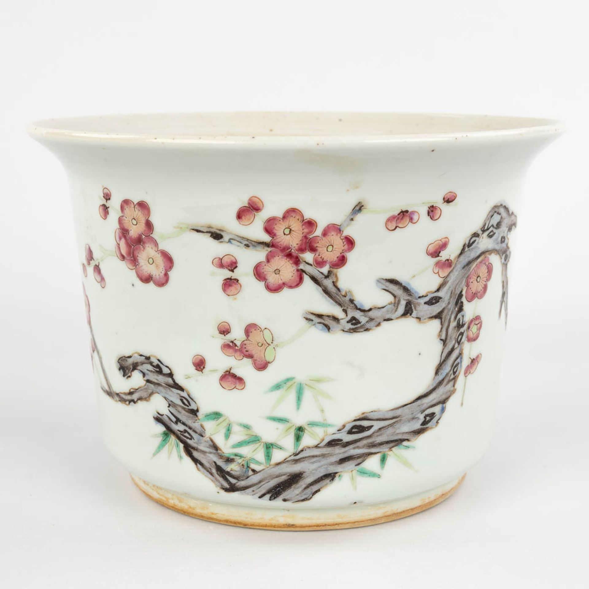 A Chinese flower pot, decorated with spring flowers, 19th/20th C. (H:15,5 x D:22 cm)