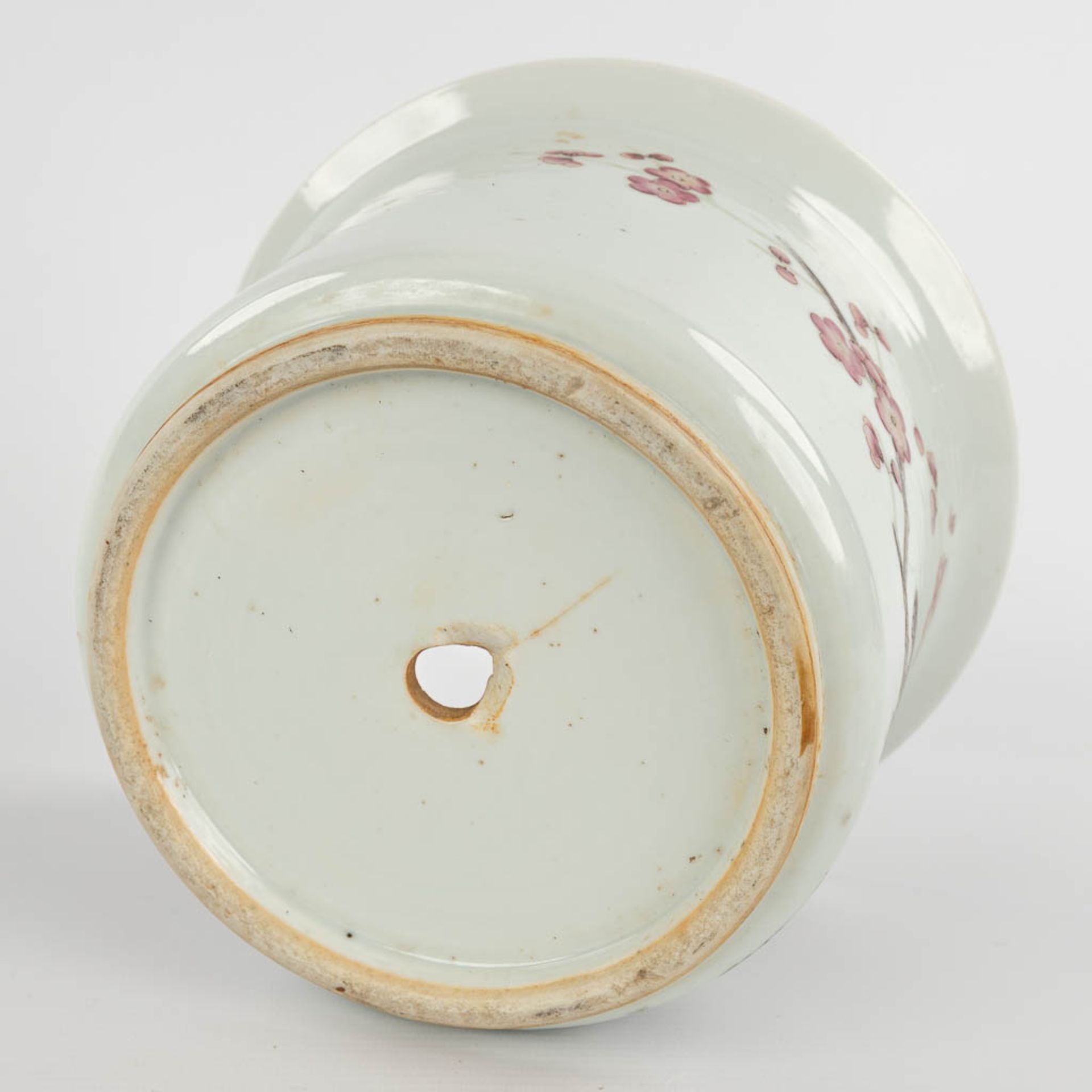A Chinese flower pot, decorated with spring flowers, 19th/20th C. (H:15,5 x D:22 cm) - Image 9 of 12