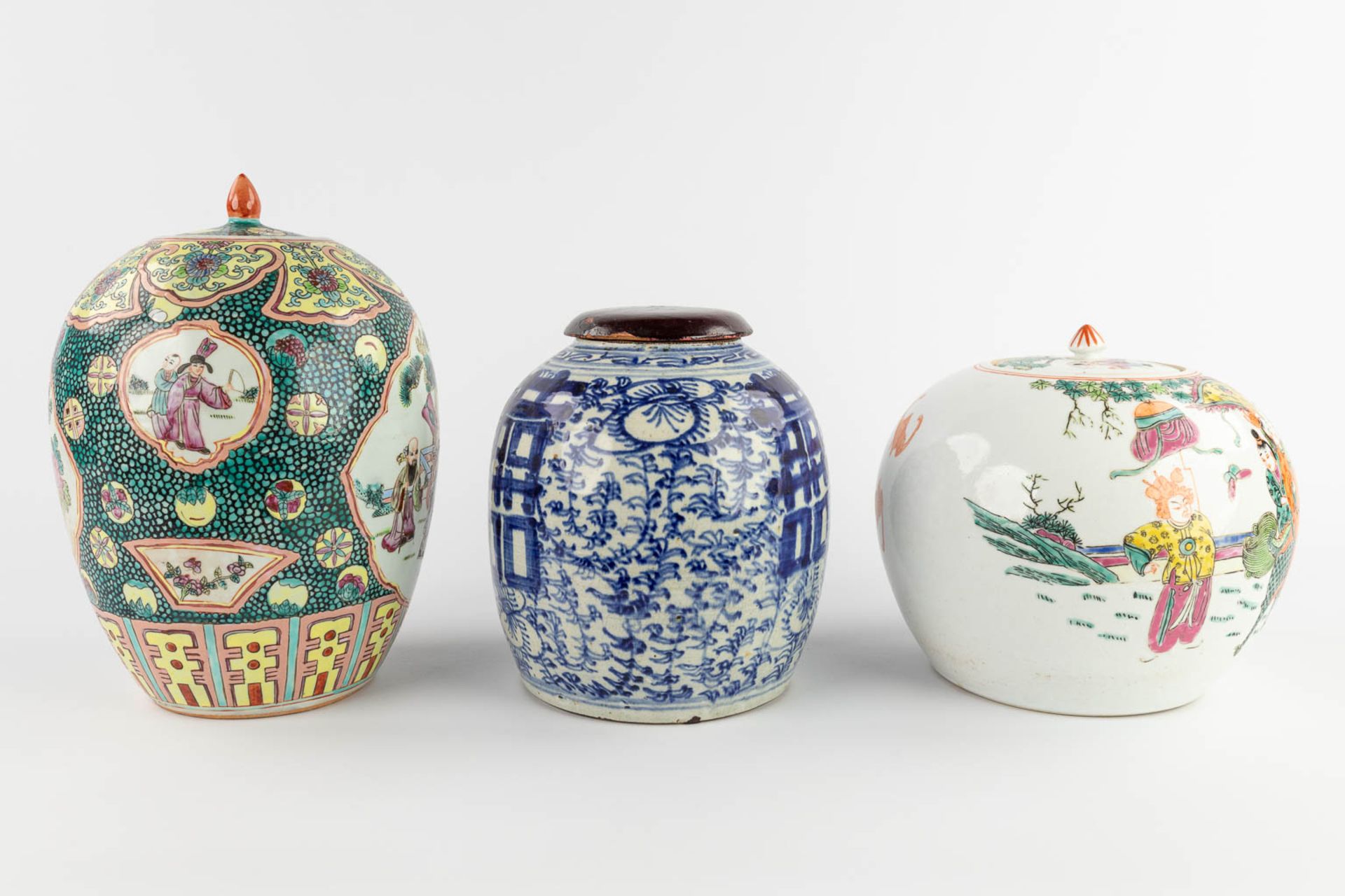 Three Chinese ginger jars with polychrome and blue-white decors. 19th/20th C. (H:32 x D:22 cm) - Bild 4 aus 21