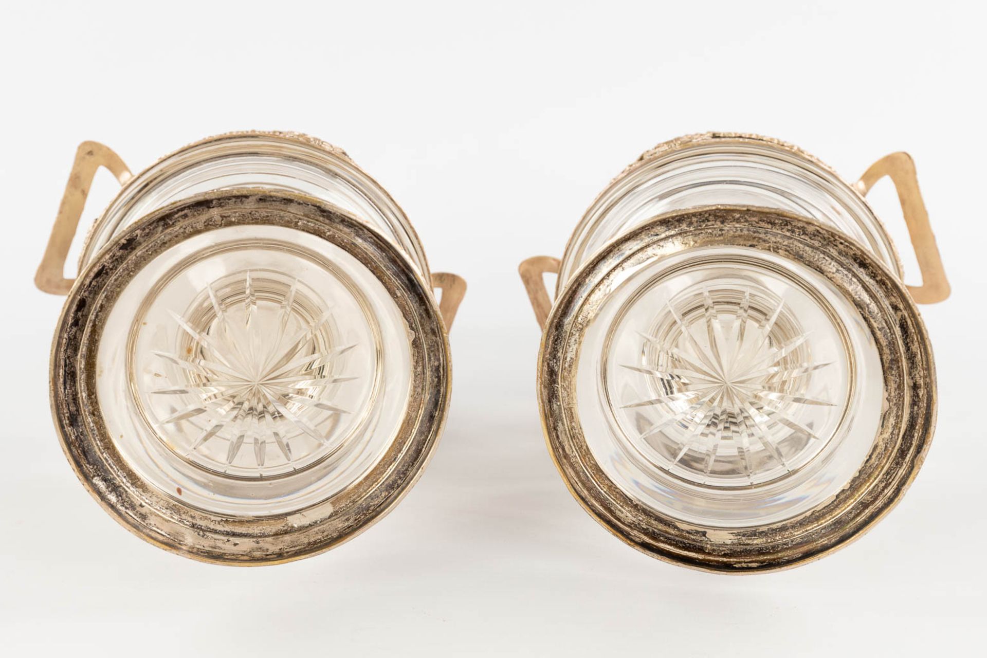 A pair of decorative vases, silver-plated bronze on glass, Neoclassical. 20th C. (D:14 x W:18 x H:33 - Bild 7 aus 16