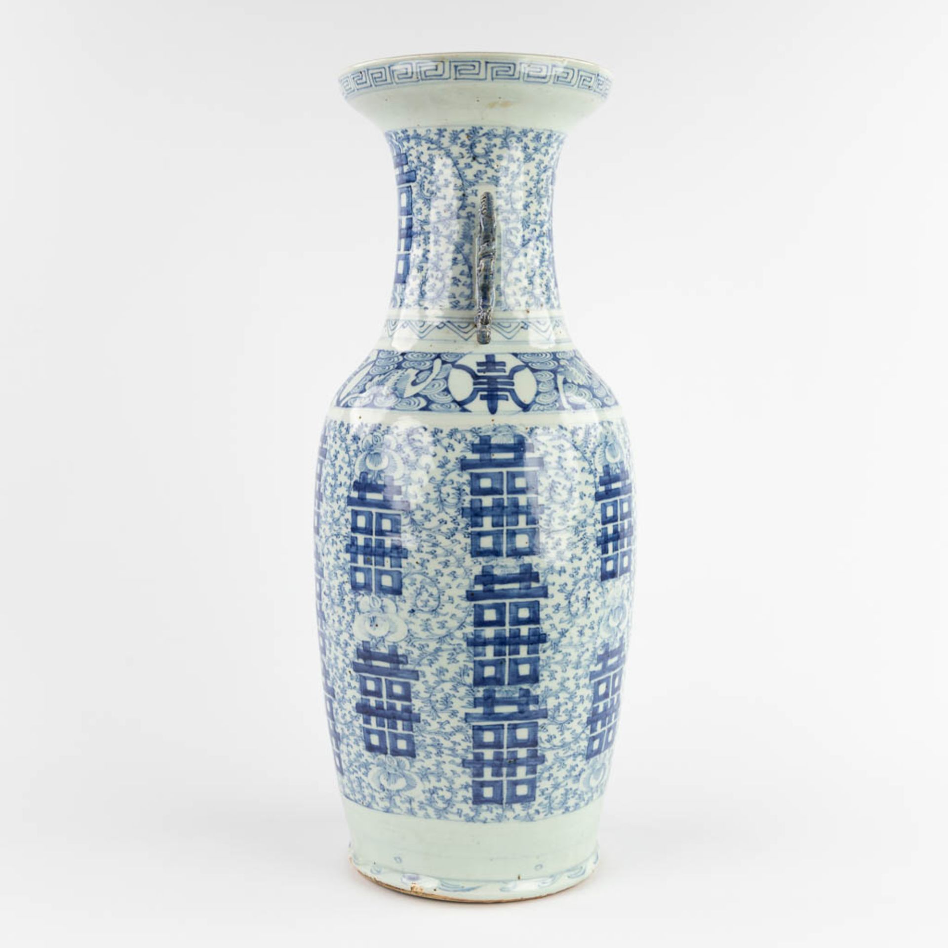 A Chinese vase, blue-white with a Double Xi, sign of happiness. 19th/20th C. (H:62 x D:25 cm) - Bild 6 aus 13