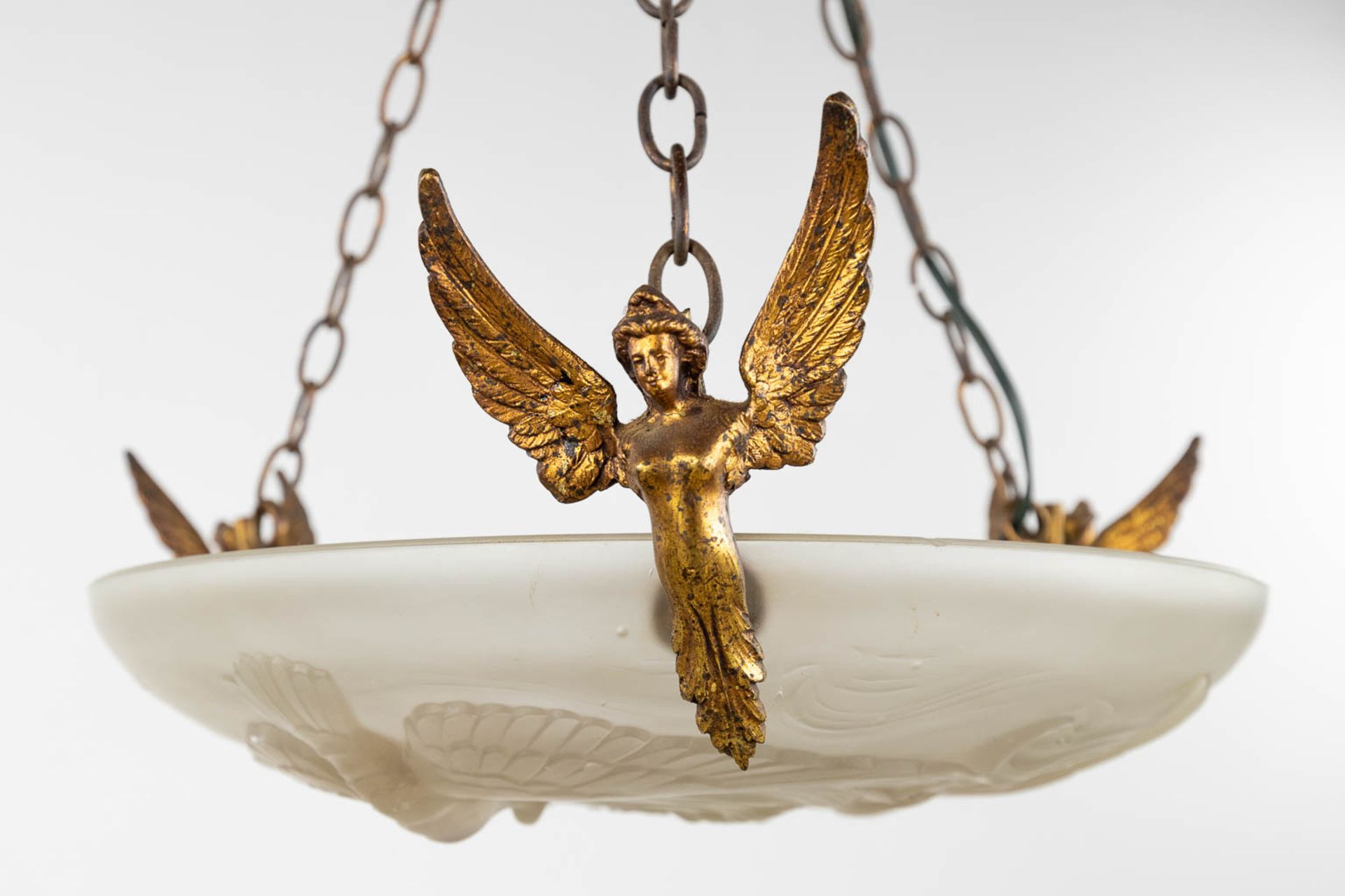 An art glass chandelier, suspended by bronze angels and decorated with flying birds. Art Deco. (D:40 - Bild 6 aus 9