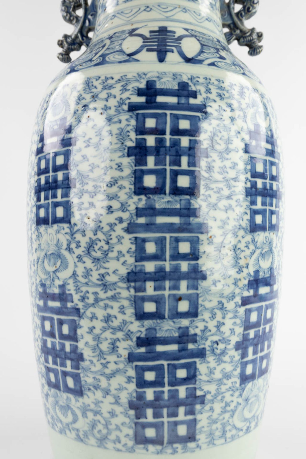 A Chinese vase, blue-white with a Double Xi, sign of happiness. 19th/20th C. (H:62 x D:25 cm) - Bild 10 aus 13