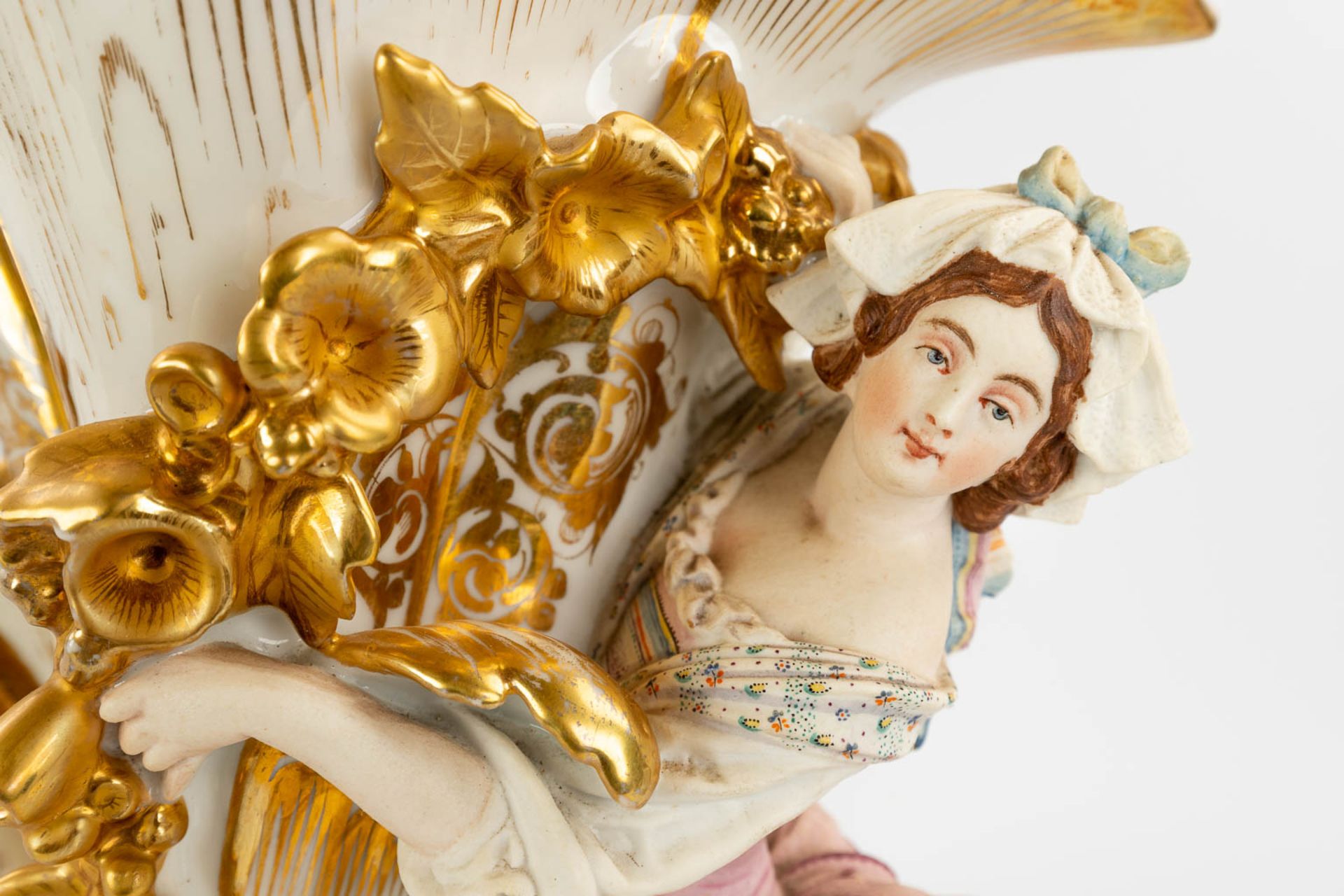 Vieux Bruxelles/Paris, a pair of vases decorated with figurines and hand-painted decors. 19th C. (D: - Bild 10 aus 15