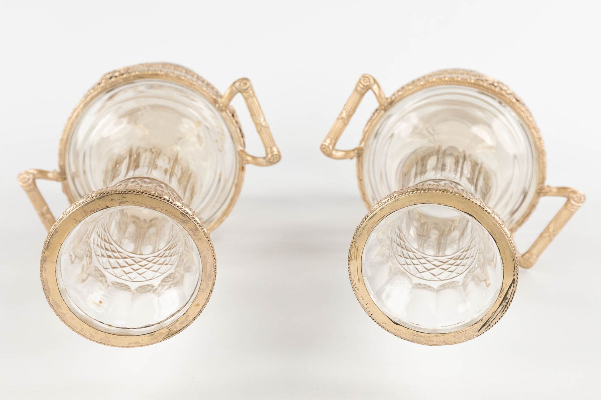 A pair of decorative vases, silver-plated bronze on glass, Neoclassical. 20th C. (D:14 x W:18 x H:33 - Bild 8 aus 16