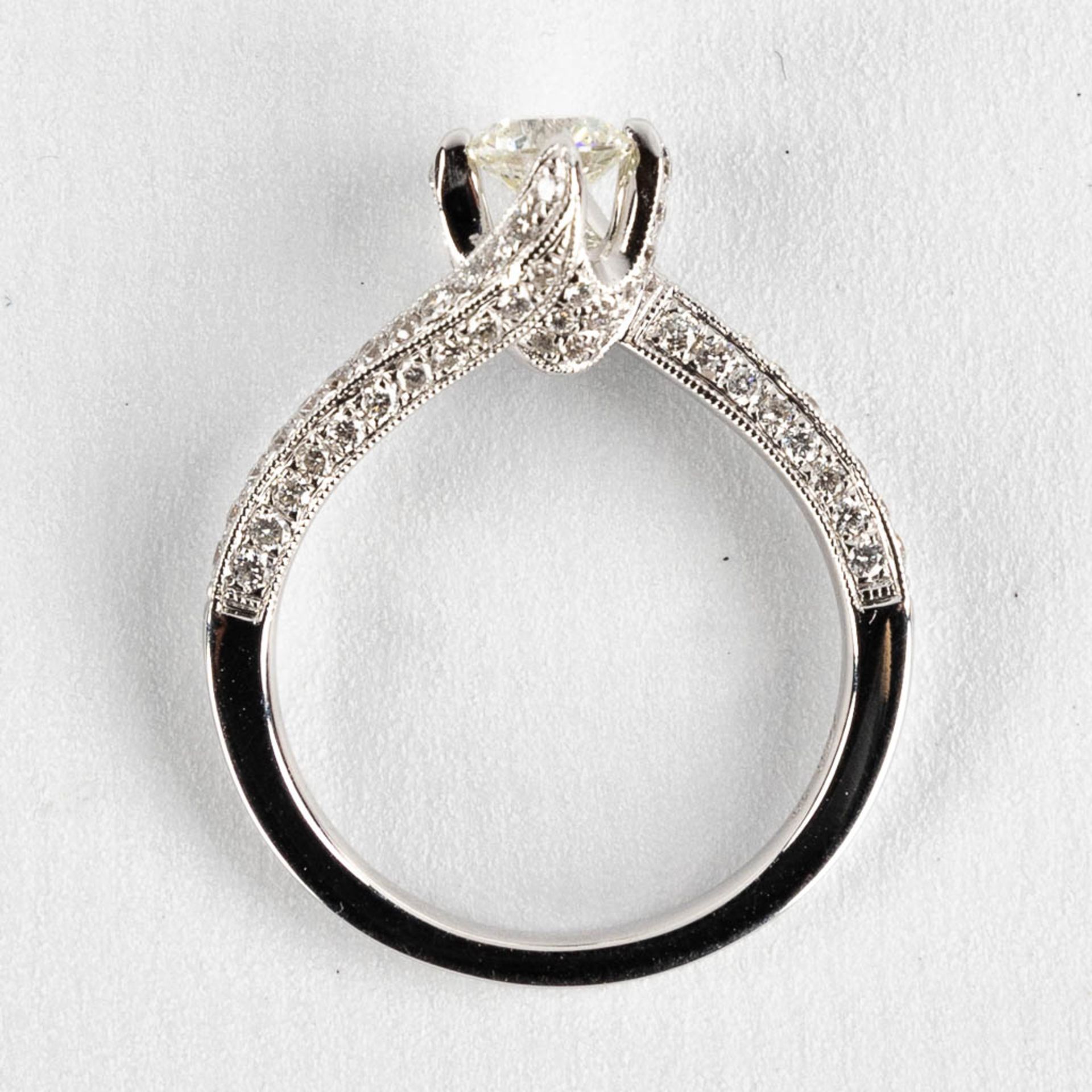 A ring, white gold with brilliant cut diamonds, central stone approximately 0,5ct, total appr. 0,53c - Image 7 of 10