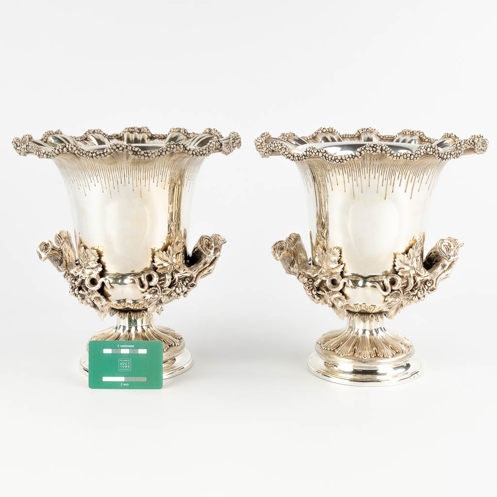 Elkington, UK, a pair of wine coolers, silver-plated metal and decorated with grape vines. 20th C. ( - Image 2 of 14