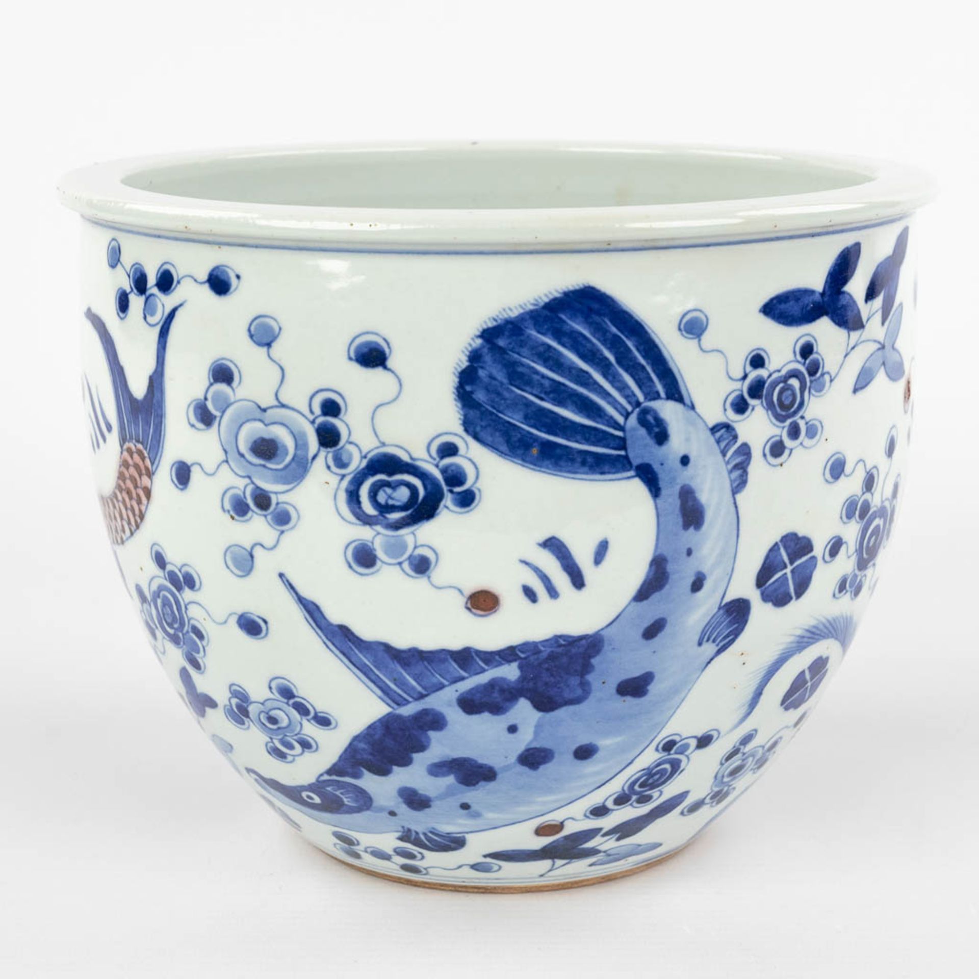 A large Chinese porcelain fish bowl, blue-white decor, 18th/19th C. (H:17 x D:22 cm) - Image 4 of 11