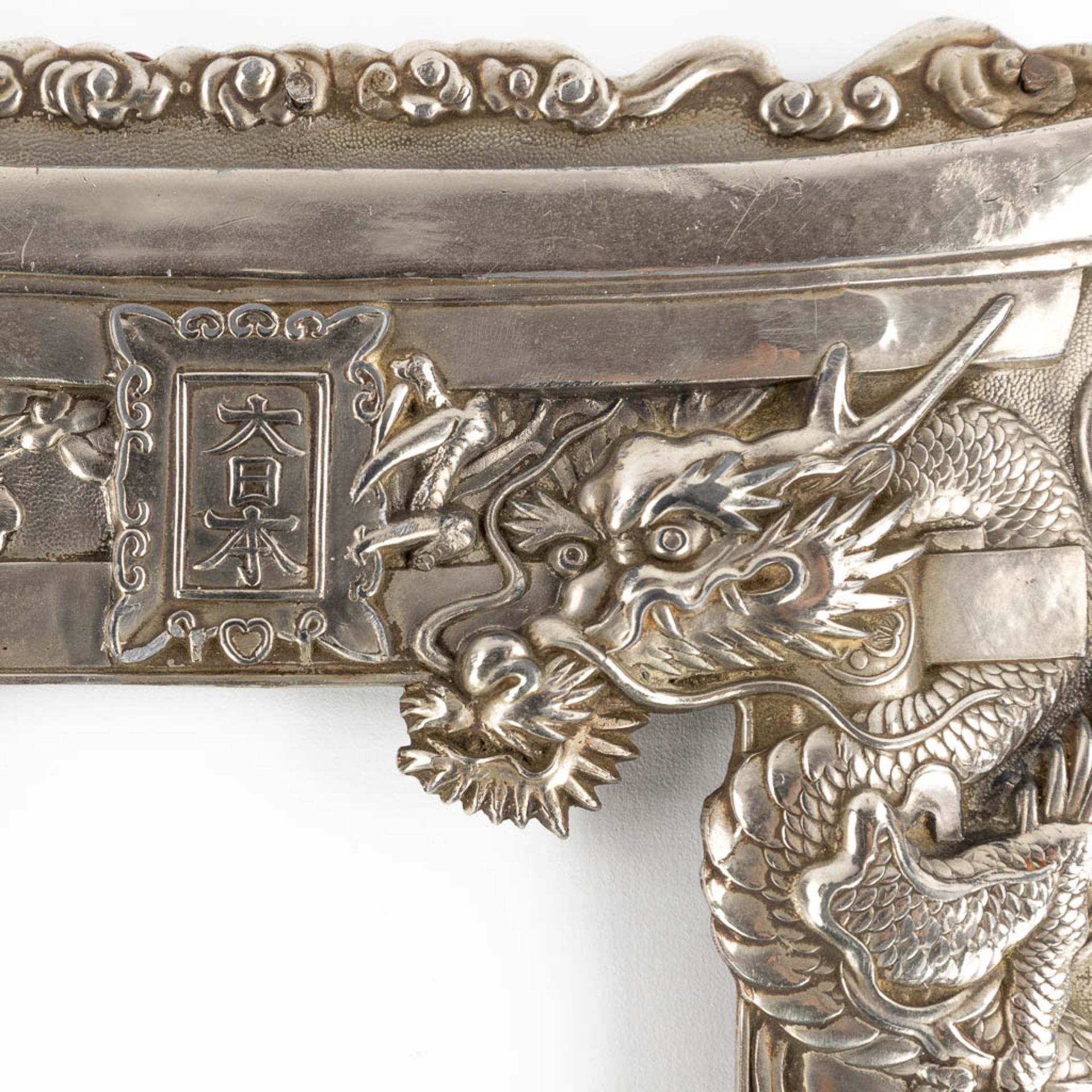 A Chinese picture frame, silver-plated, decorated with dragons near a temple entrance. 20th C. (W:19 - Bild 4 aus 9